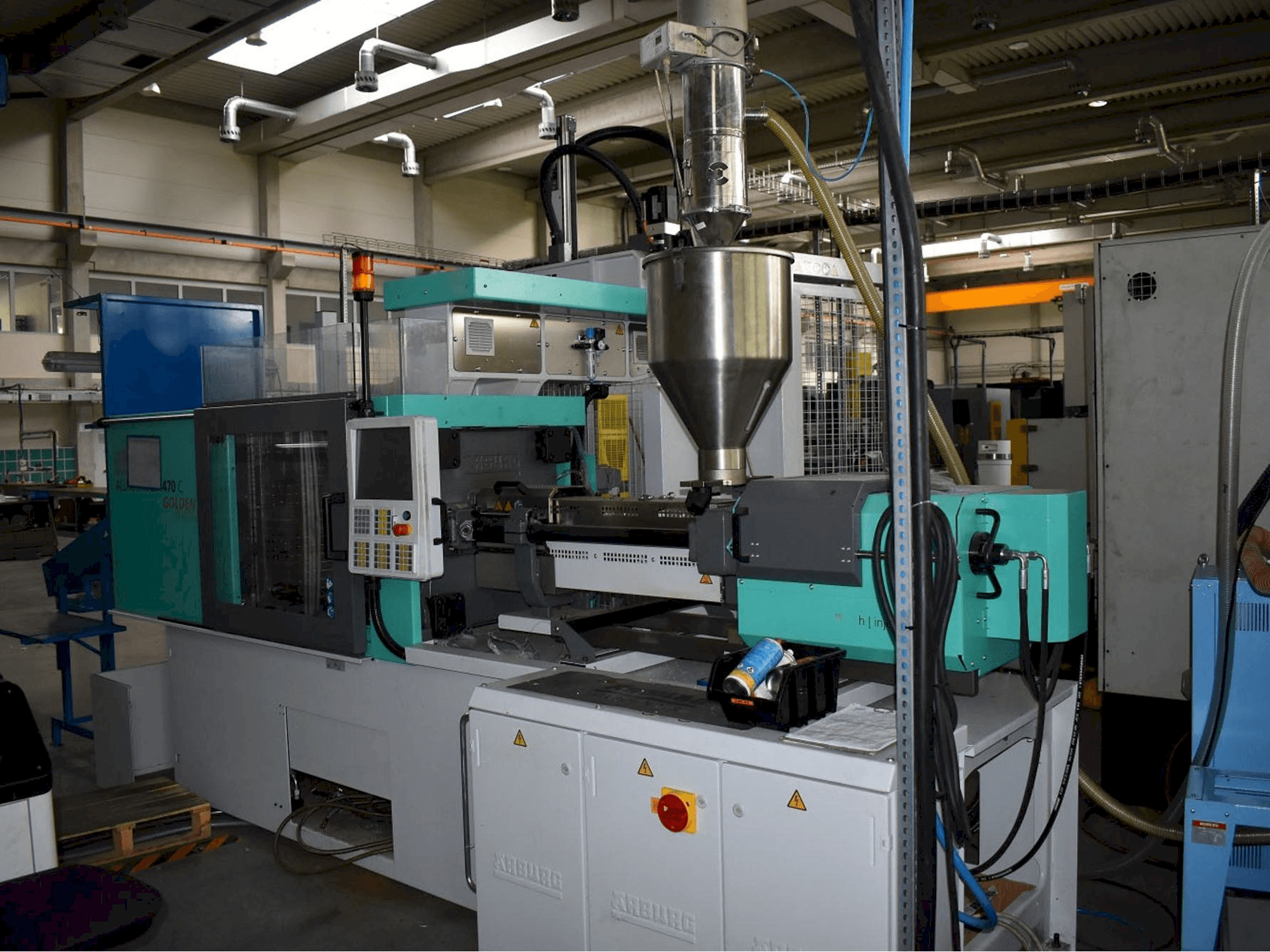 Arburg ALLROUNDER 470 C 1500 - 400-maskinen framifrån