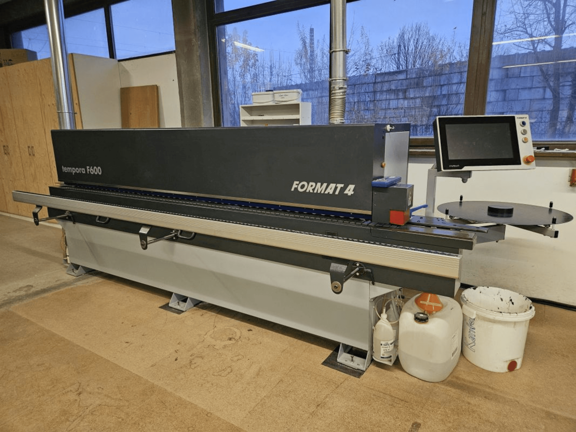 Templora F600 by Format 4, framsida av en träbearbetningsmaskin med digital display, skärbord och förvaringsbehållare.