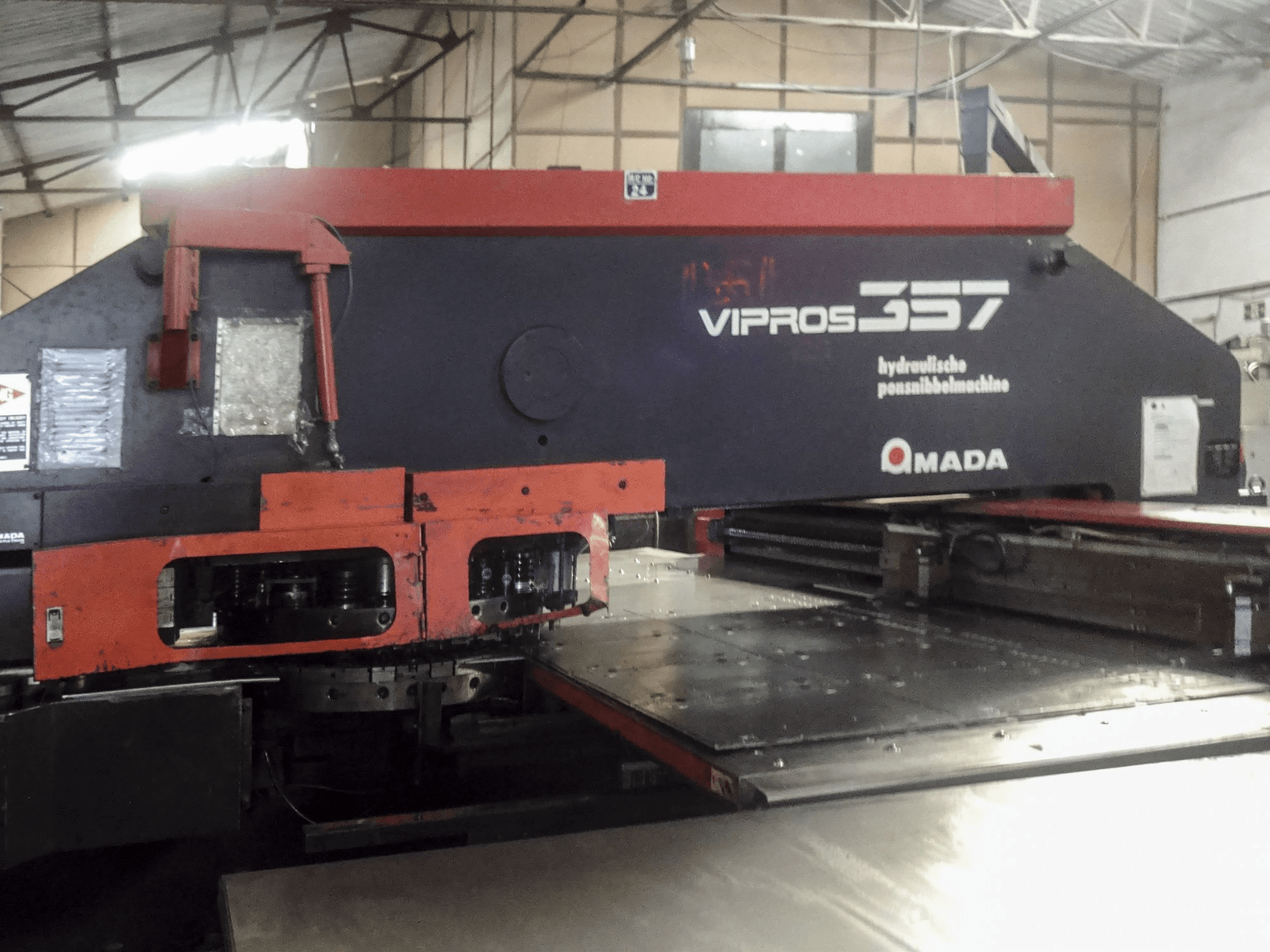 AMADA-maskinen framifrånVipros 357
