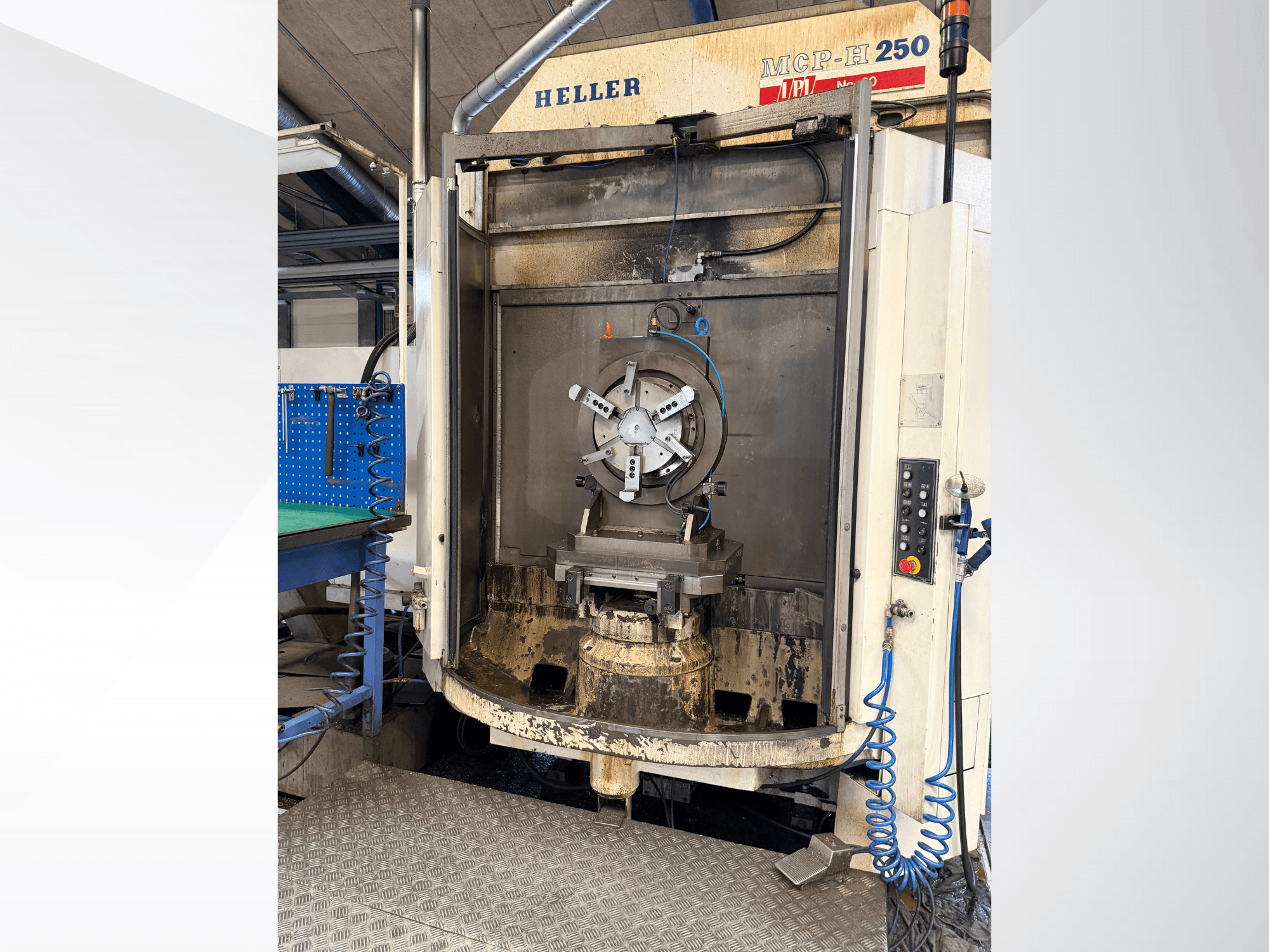 Frontvy av HELLER MCP 250 horisontell bearbetningscenter, med kontrollpanel, arbetshållare och bearbetningsområde.