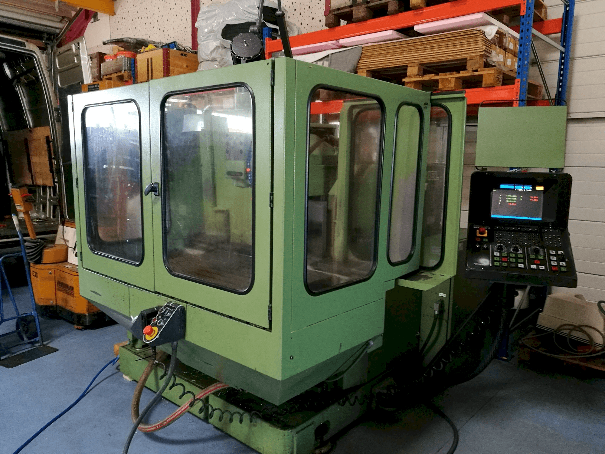 DECKEL FP4AT-maskinen framifrån