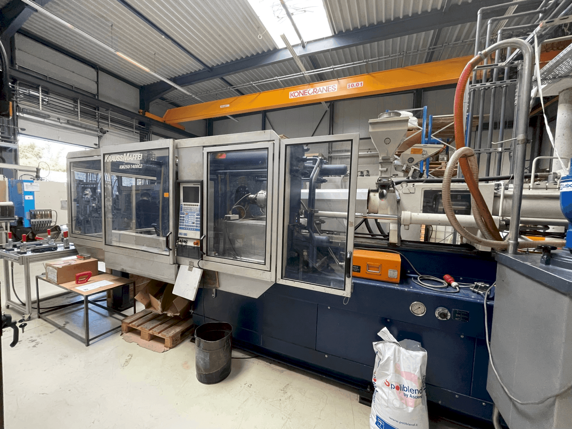 Krauss Maffei 250-1400 C2-maskinen framifrån