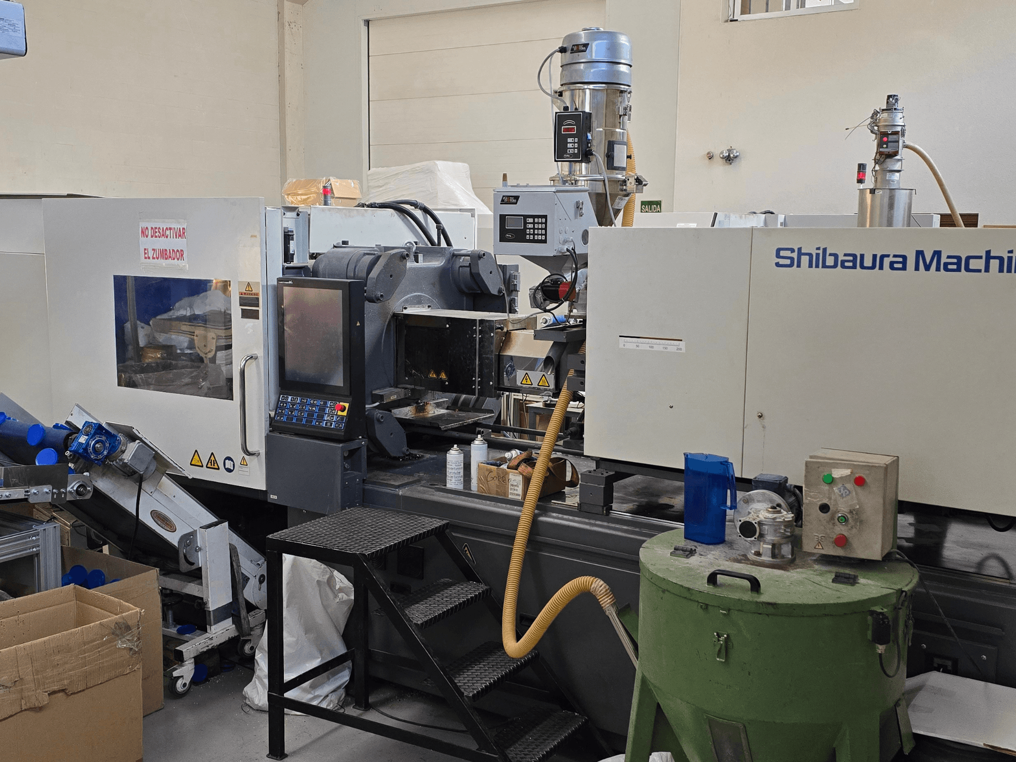Frontvy av SHIBAURA EC230SXIII-8A elektrisk formsprutningsmaskin med kontrollpanel och tillhörande utrustning.