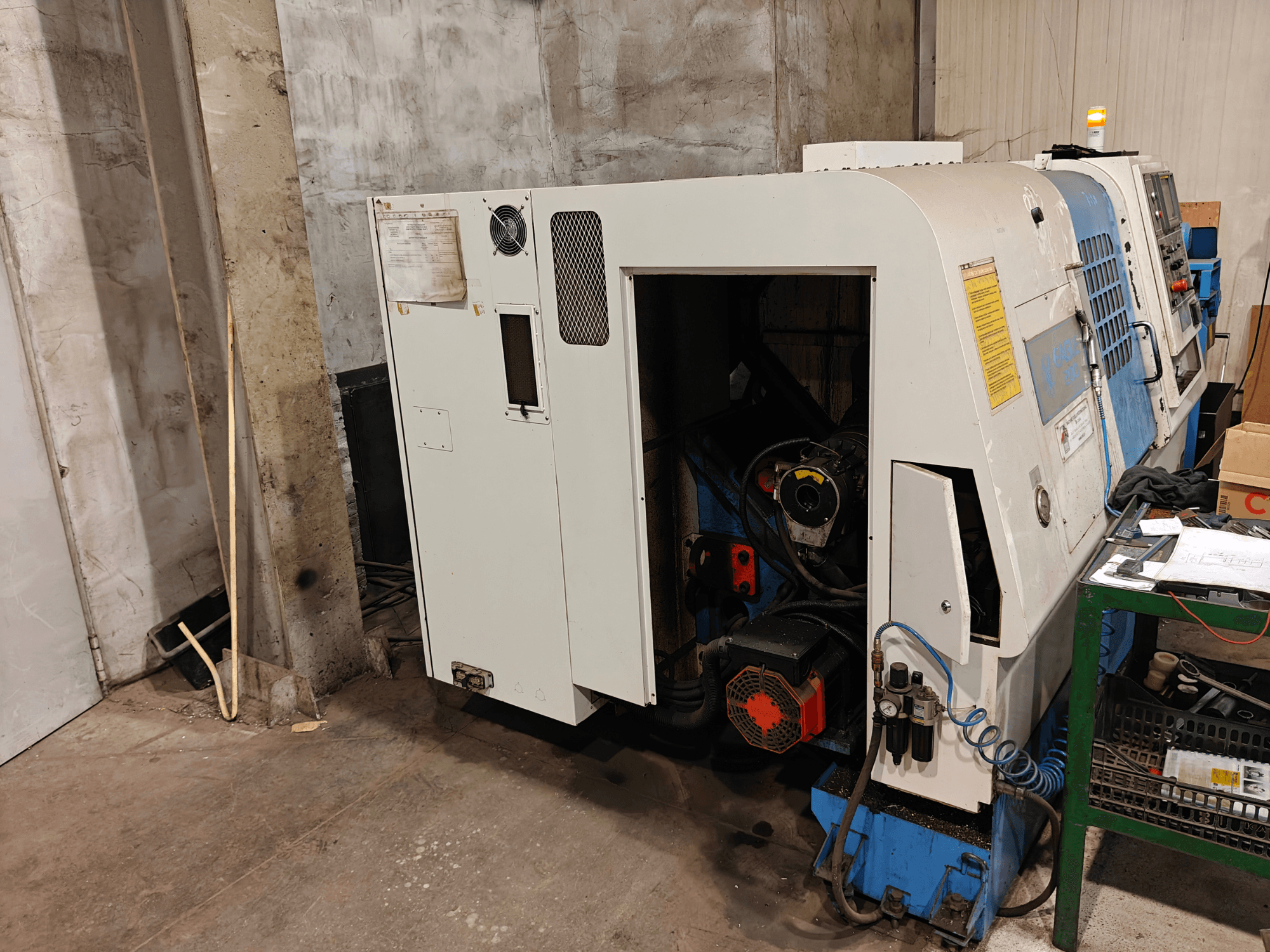 Frontvy av en svarvmaskin, märke och modell ej specificerade, med reglage och synliga motorkomponenter.