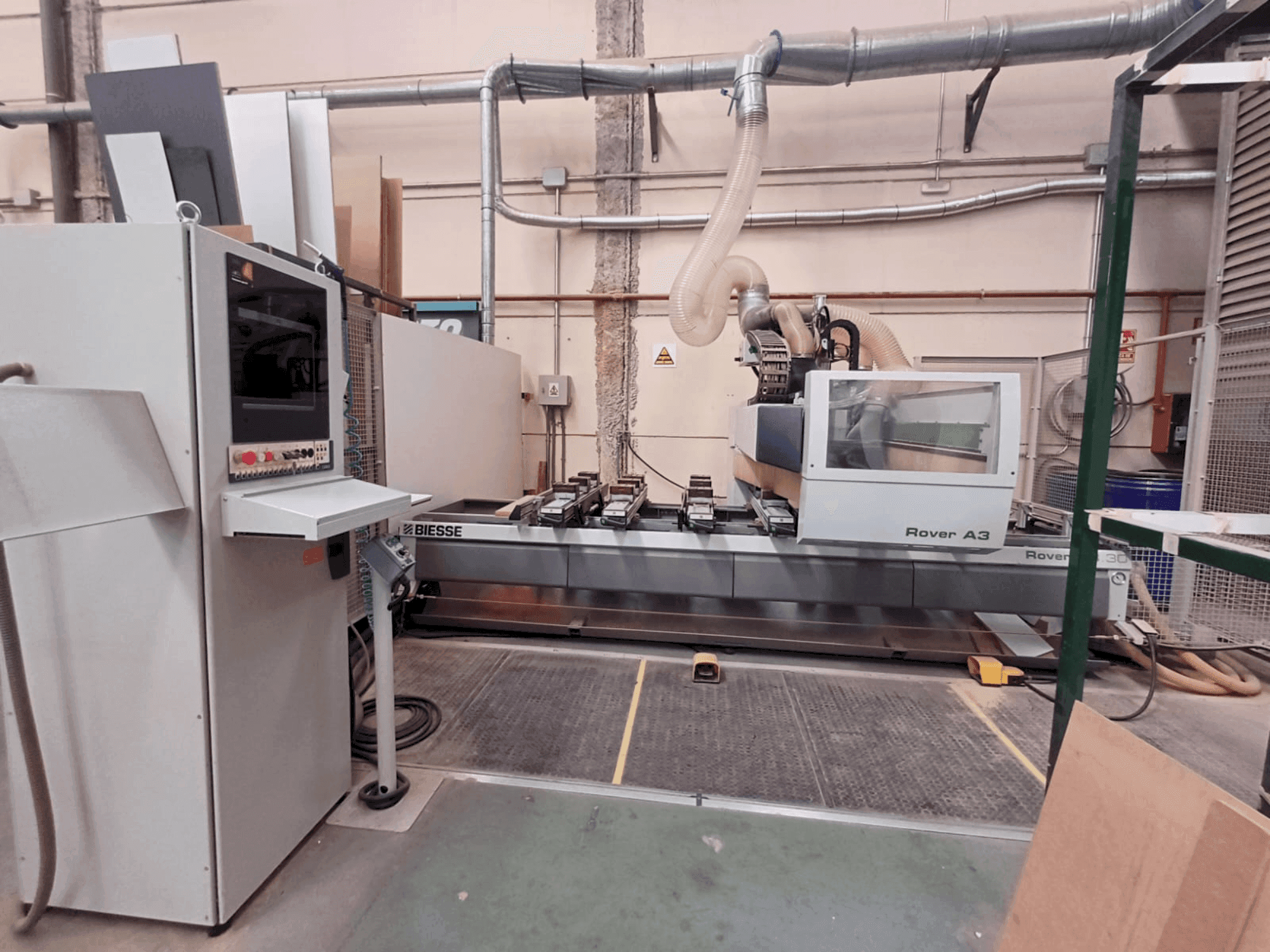 BIESSE OVER A 330 K3 S-maskinen framifrån