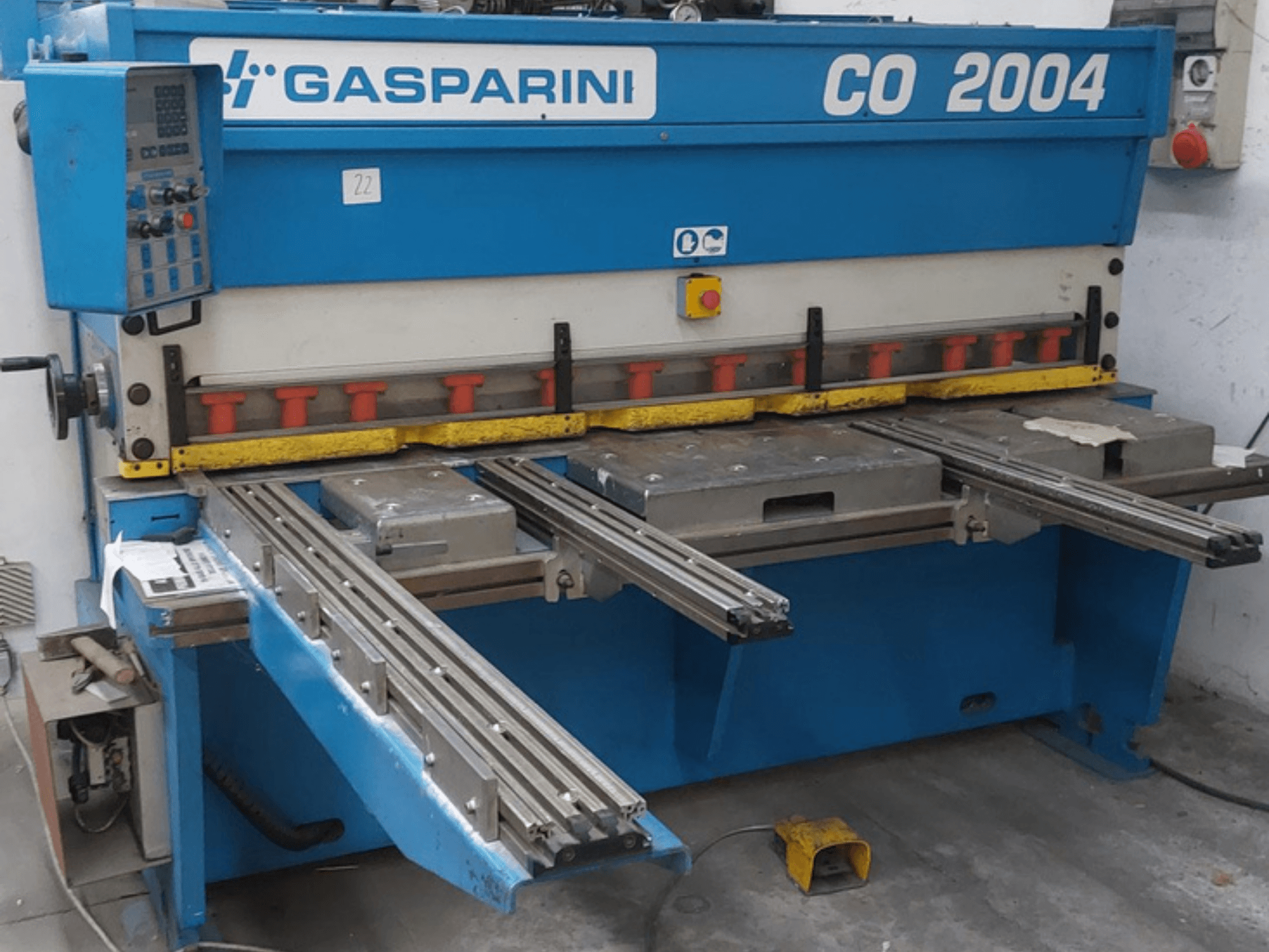 Hydraulisk skärmaskin GASPARINI CO/2004, framifrån, med manöverpanel och skärbord i metall med glidskenor.