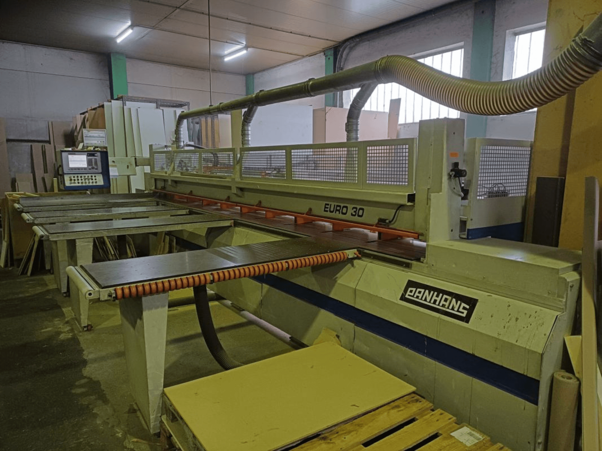 PANHANS EURO 30 panelsåg med kontrollpanel, kapbord och dammutsugningsslang i en verkstadsmiljö.