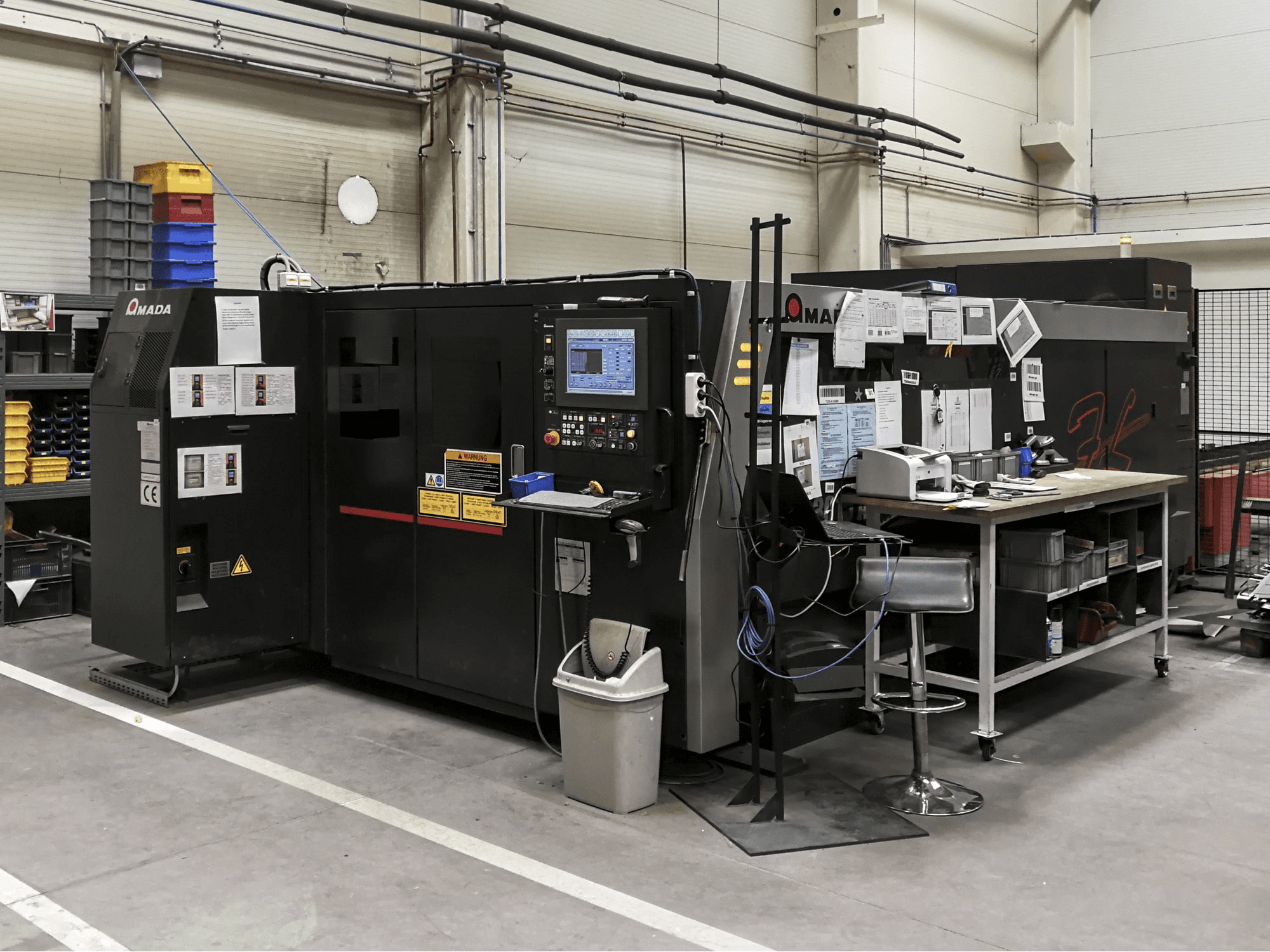 AMADA-maskinen sedd från högerLCG-3015 AJ