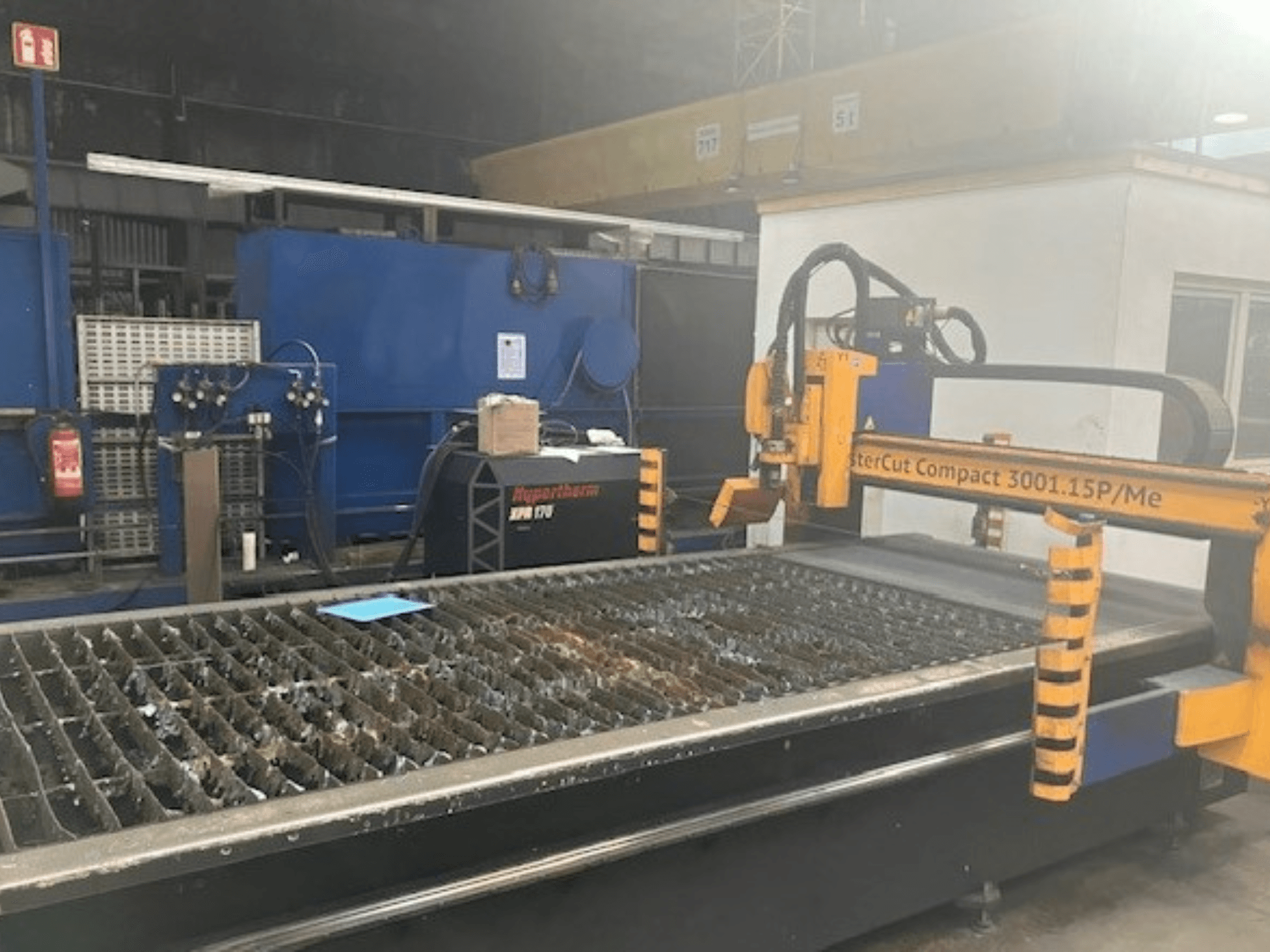 Hypertherm MasterCut Compact 3001.15P/Me plasmaskärmaskin i sidovy, visar skärbord och kontrollpanel.