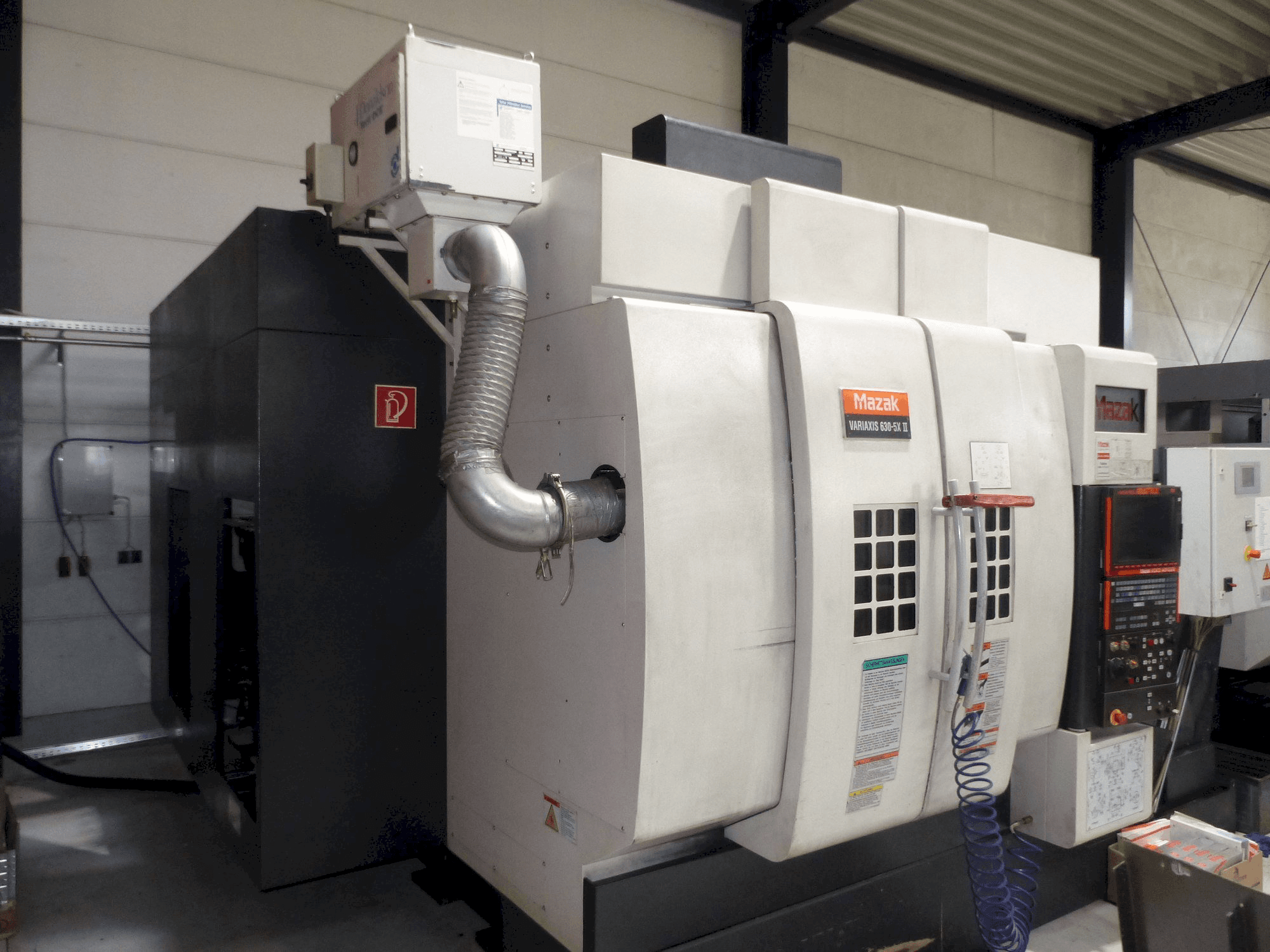 Mazak Variaxis 630-5x II-maskinen sedd från vänster sida