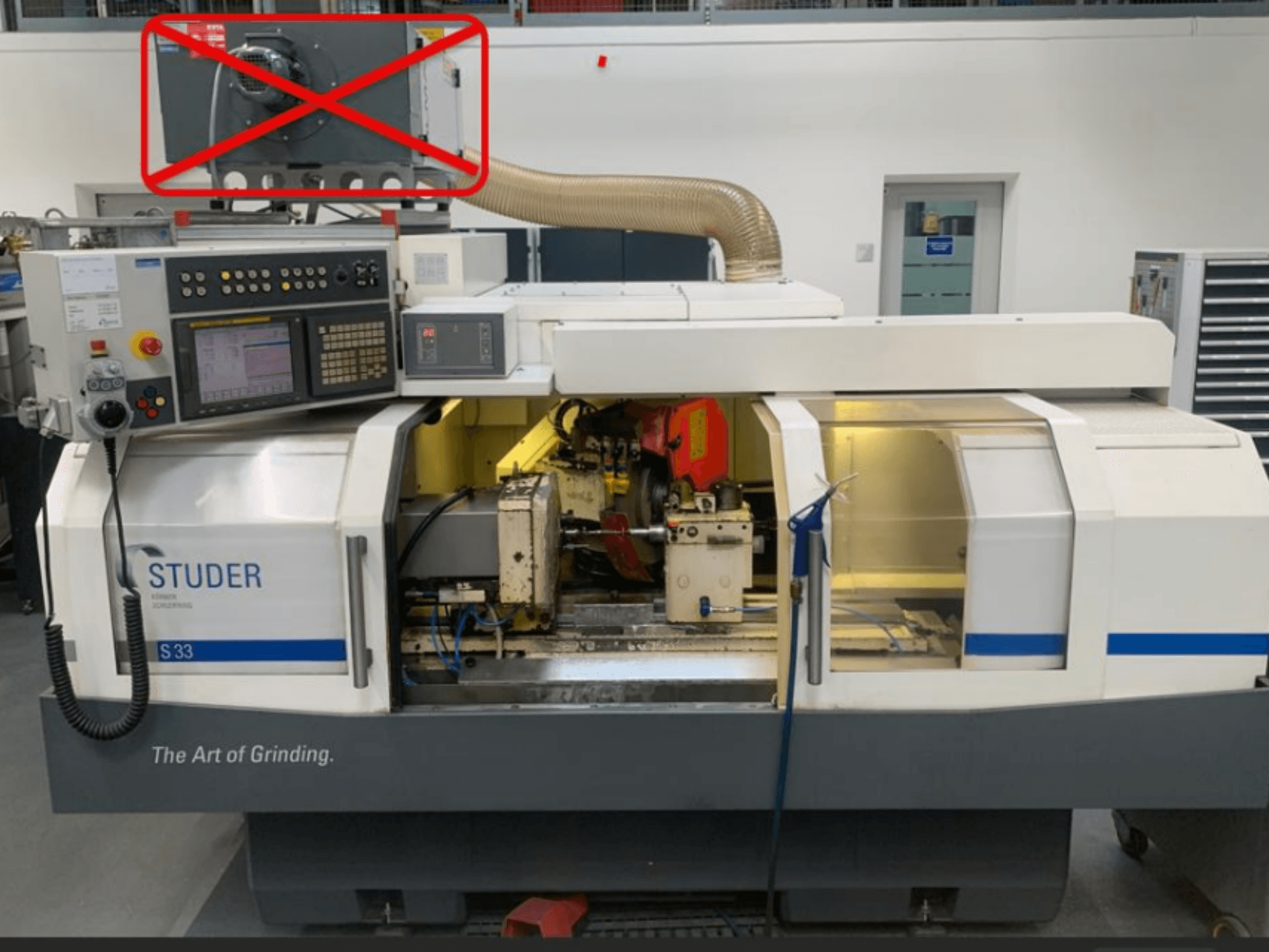 Studer S33 rundslipmaskin, framifrån med kontrollpanel och slipkomponenter med synliga elektriska anslutningar.