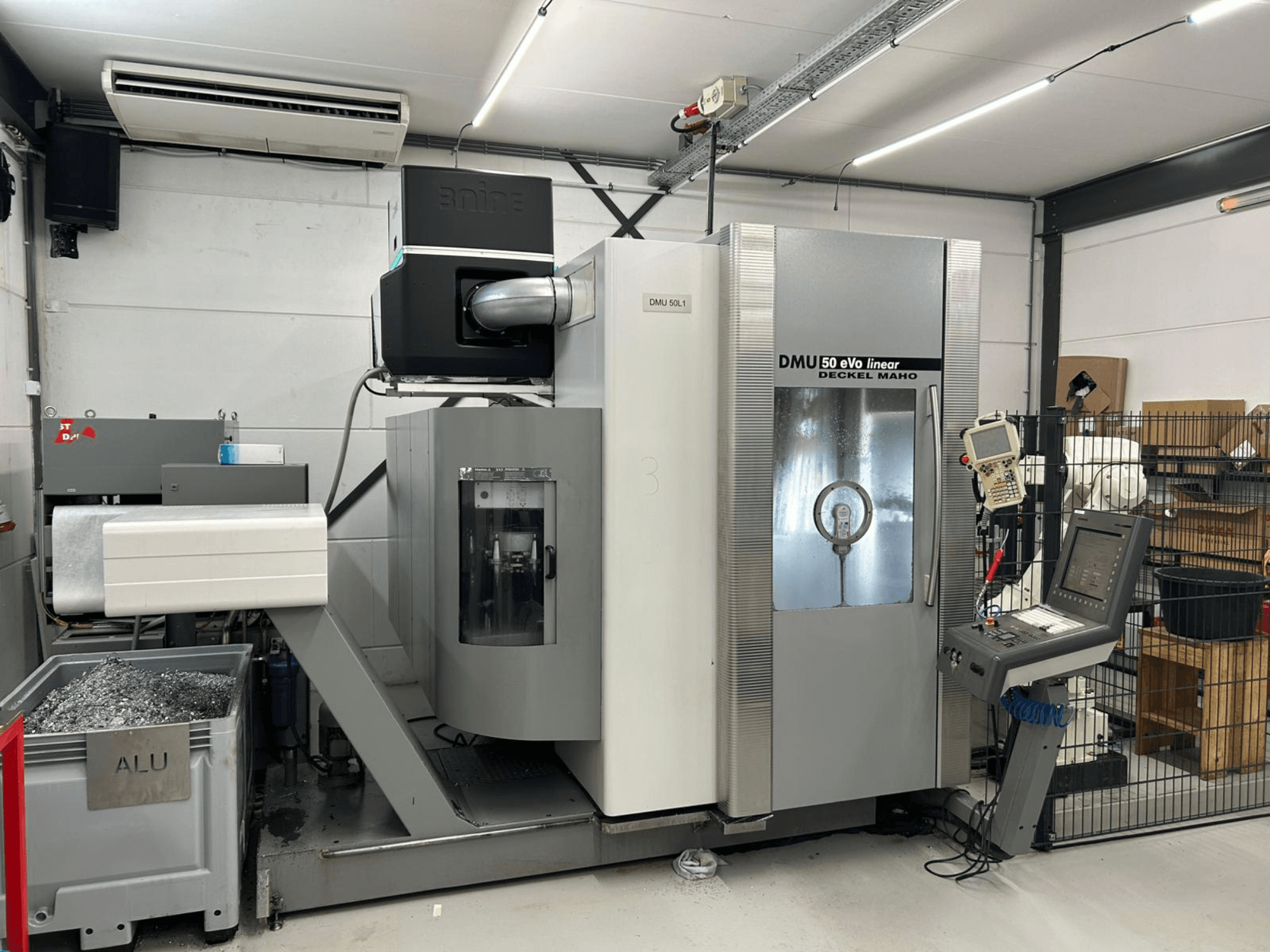 DMU 50 eVo linjär fräsmaskin från Deckel Maho, framifrån, med kontrollpanel och spånbehållare.