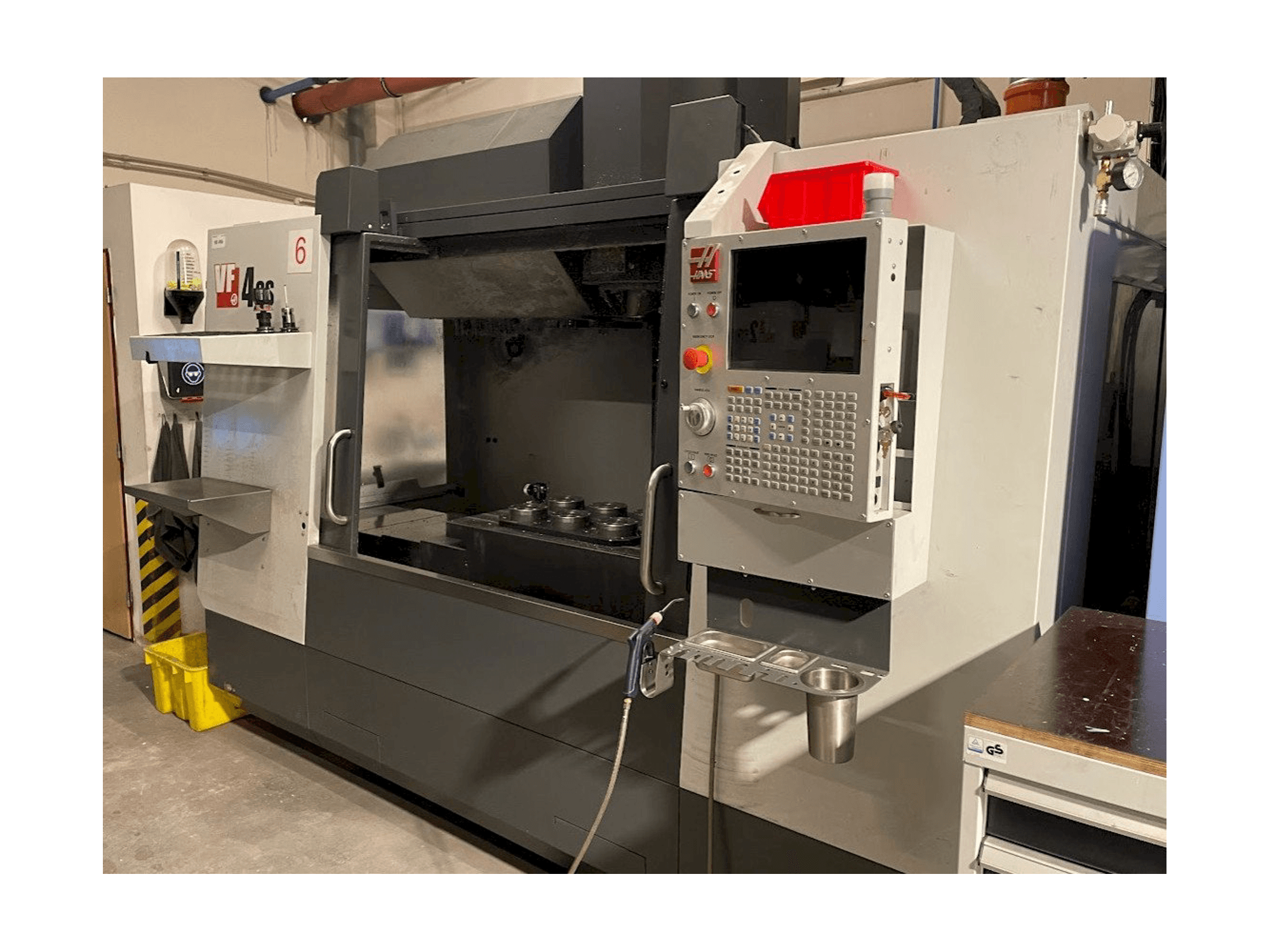 HAAS VF-4SS-maskinen sedd från höger