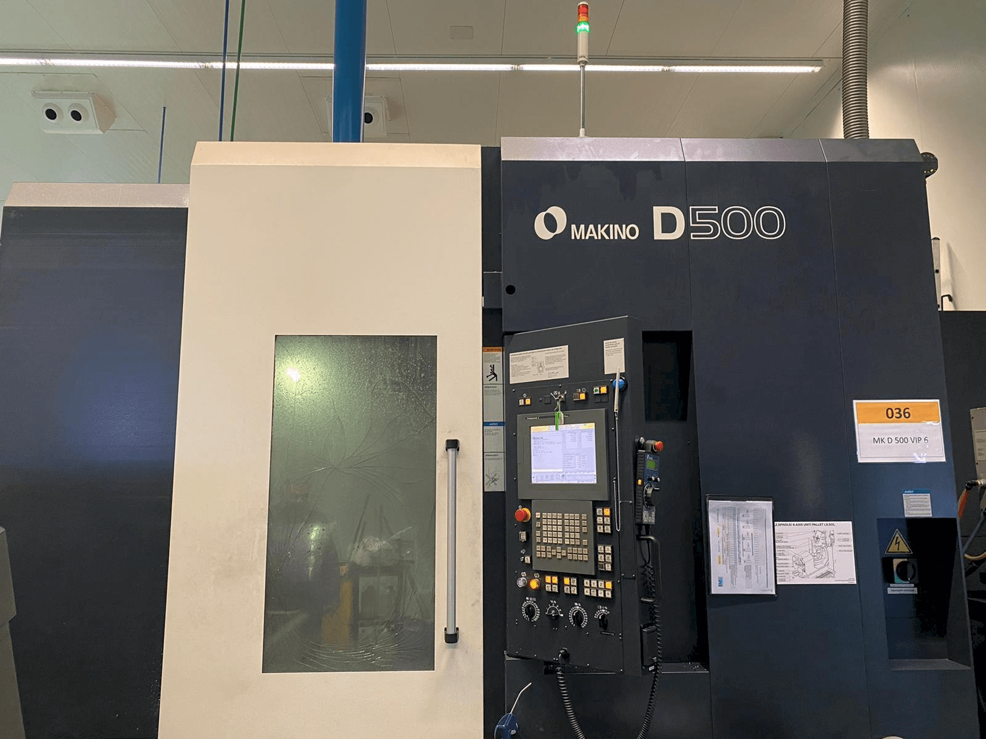 Makino D500-maskinen framifrån