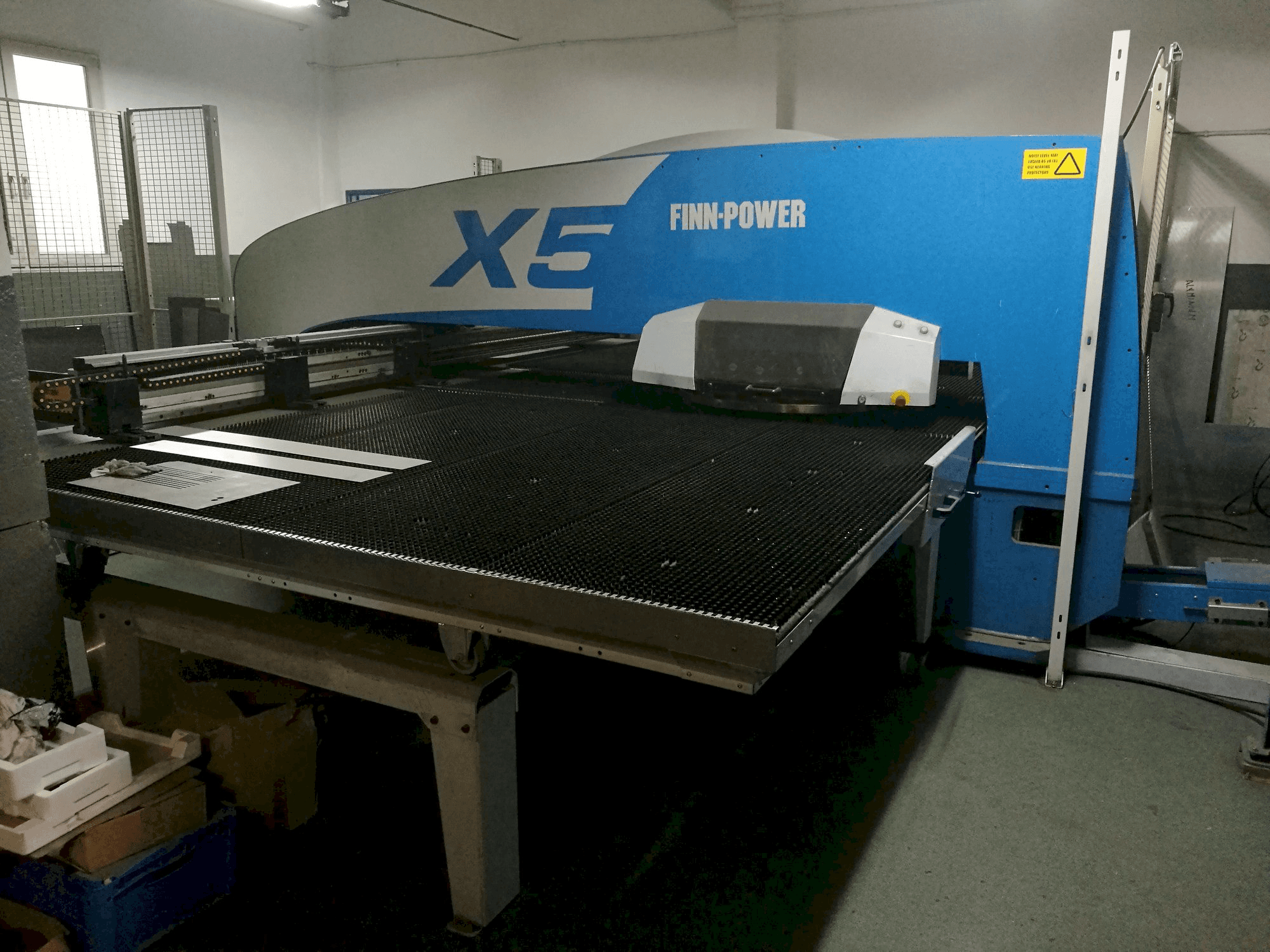 Finn-Power X5 12 06-maskinen sedd från vänster sida