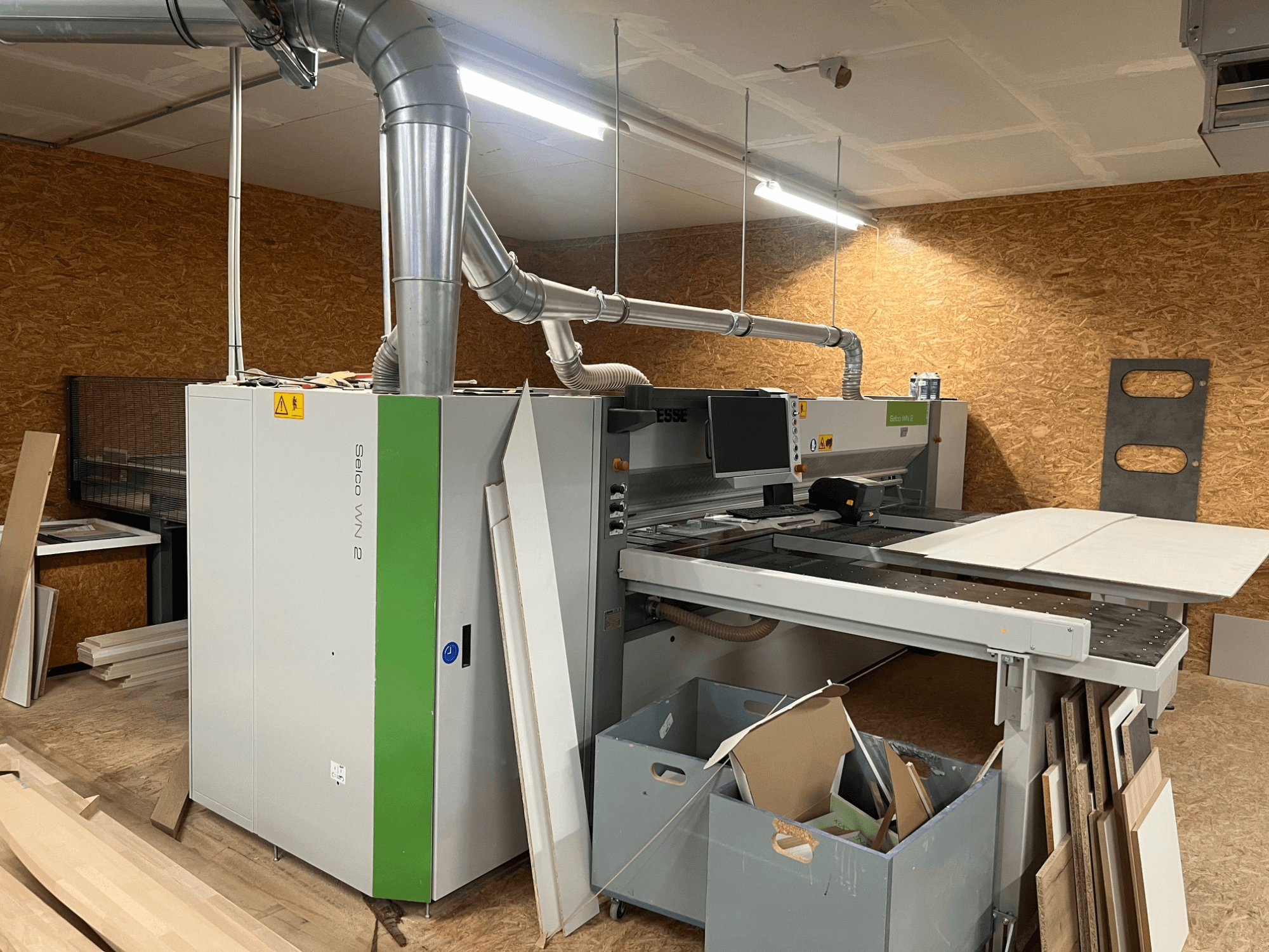 BIESSE Selco WN 2 panelsåg i en verkstad, med stort kapbord och dammutsugningssystem, vy från sidan.