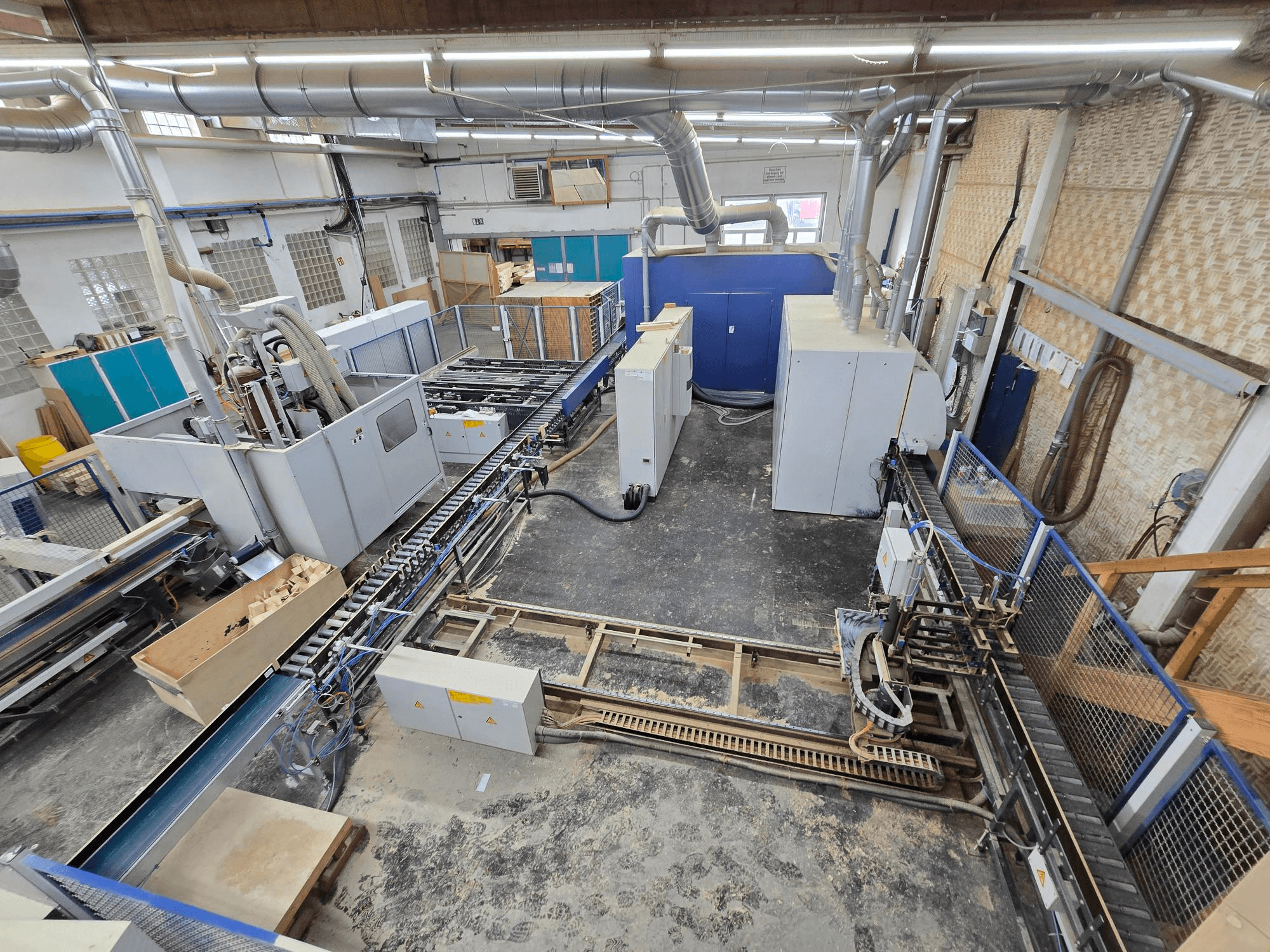 WEINIG DIMTER Unirex 2000 SPB komplett träproduktionslinje i en fabriksmiljö, överblick som visar maskiner och transportsystem.