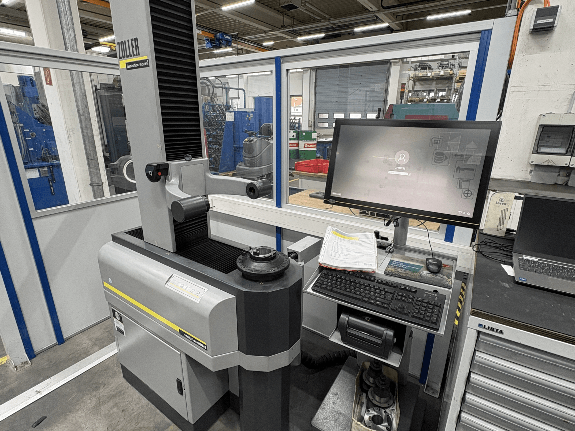 Zoller Venturion 600/8 optisk mätmaskin i en verkstad, med monitor, tangentbord och mätplattform i sidovy.