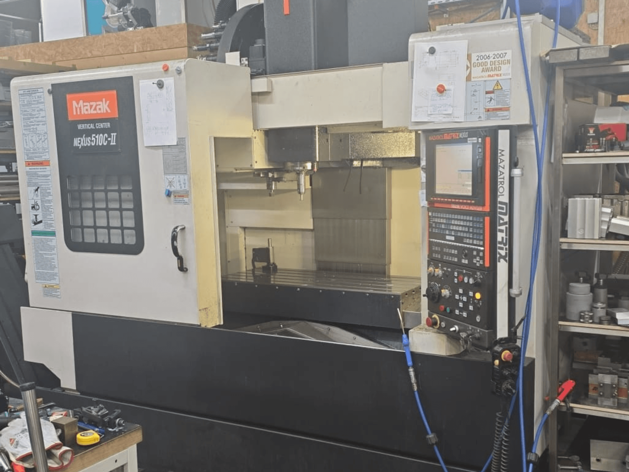 Mazak VERTICAL CENTER NEXUS 510C-II, frontvy som visar kontrollpanelen, bearbetningsområdet och driftsfunktionerna.
