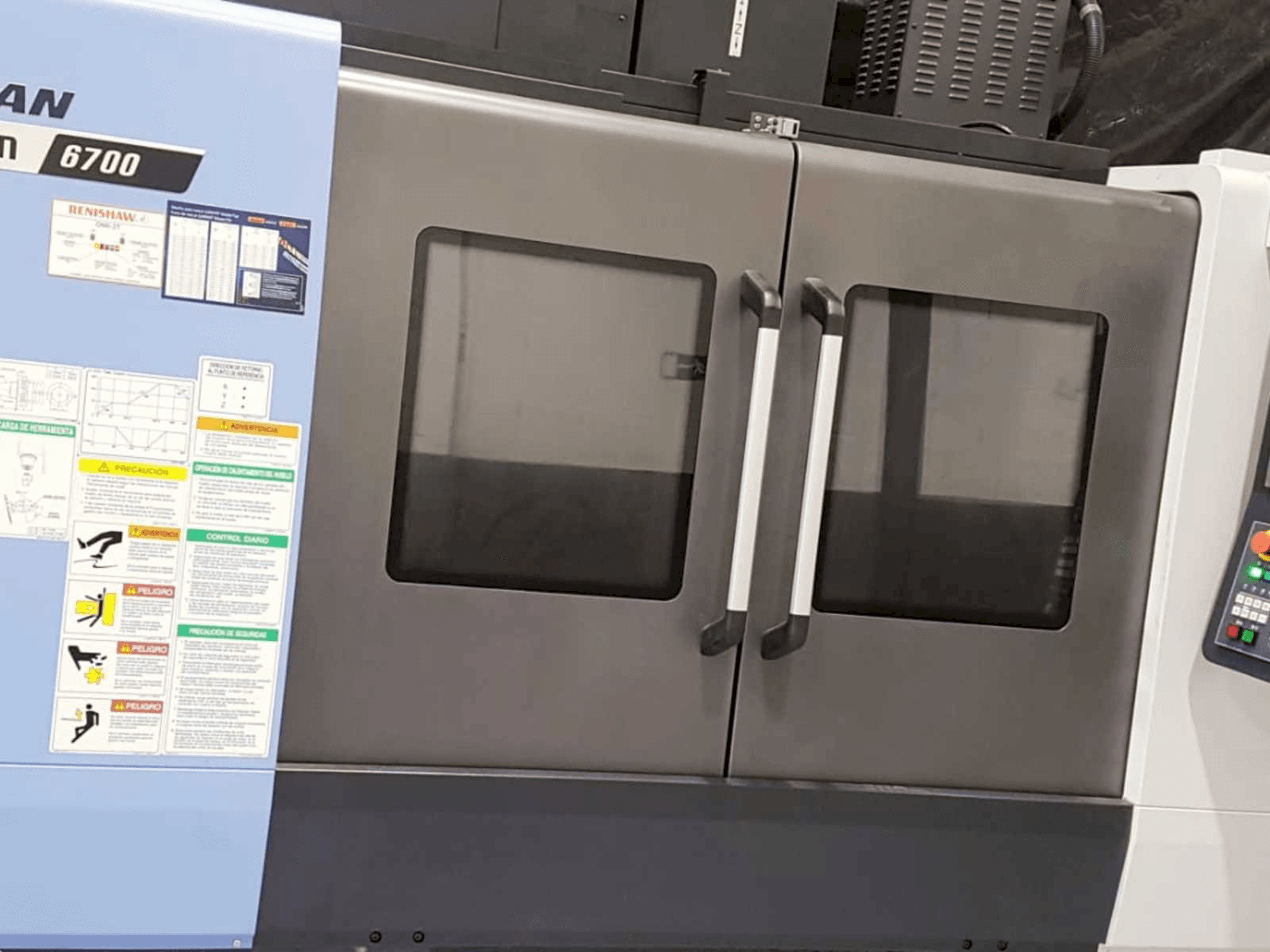 Doosan DNM 6700-maskinen framifrån