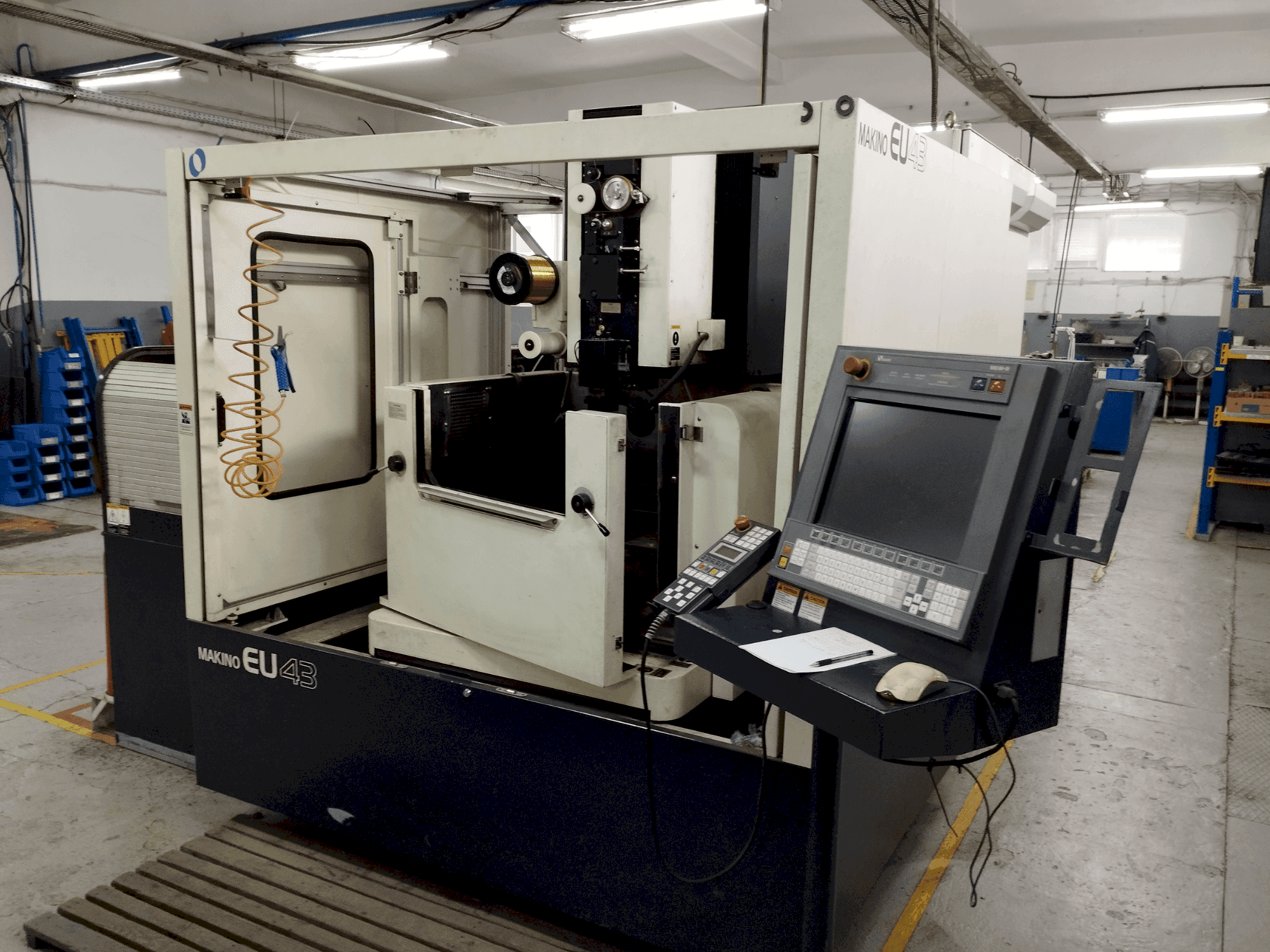 Makino EU43-maskinen framifrån