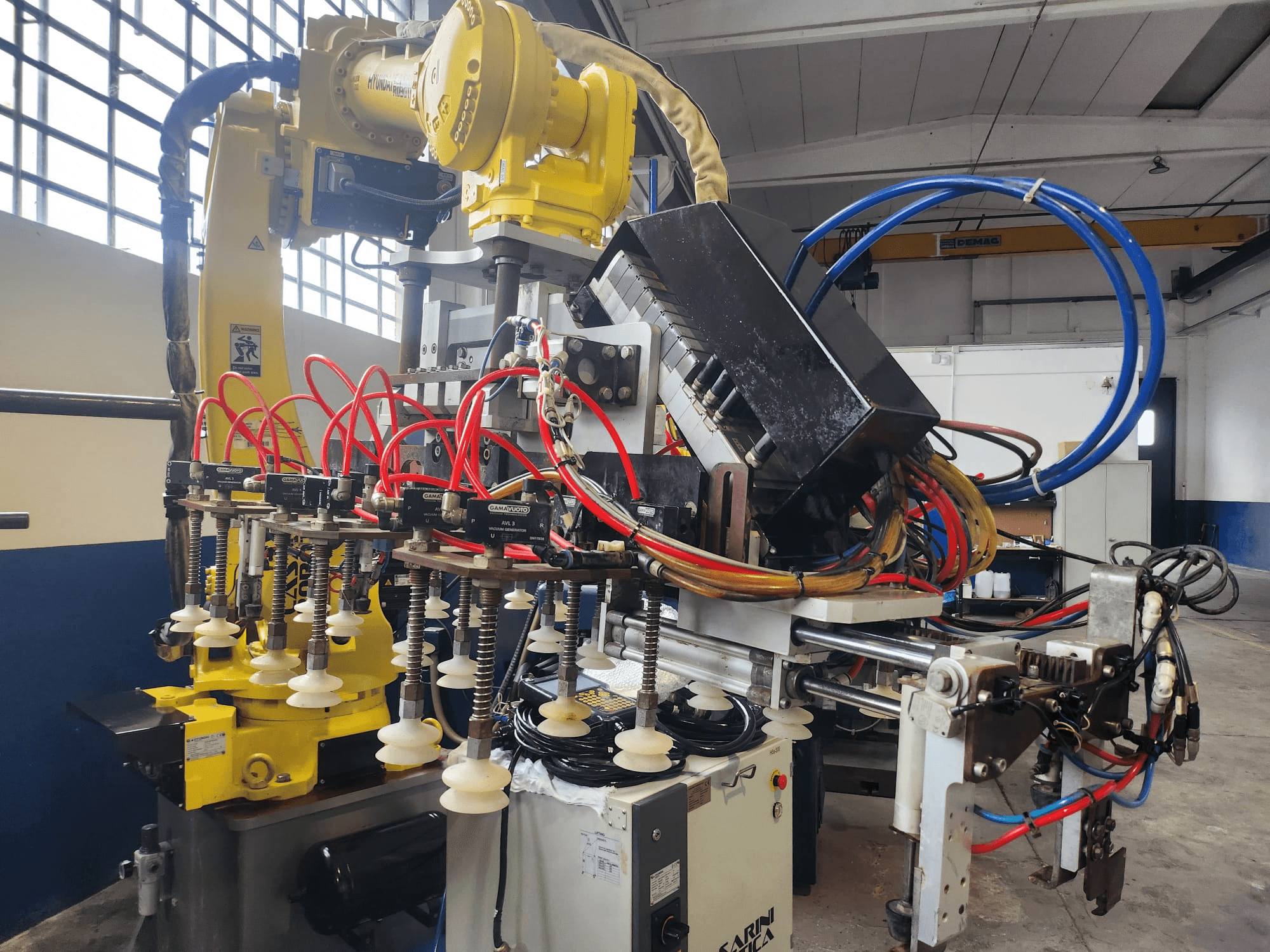 Hyundai Hi 5a-S robotarm framifrån, med flera slangar, styrkomponenter och ett komplext arrangemang av kablar.