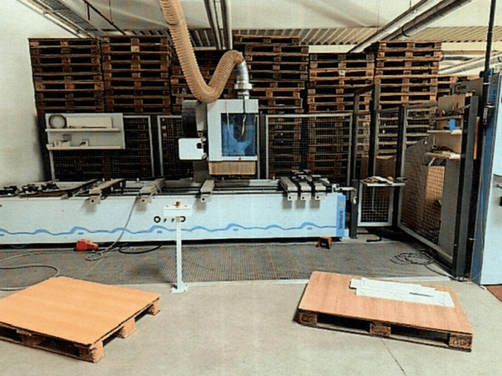 CNC-bearbetningscenter för trä Weeke Venture 1M i en verkstad, framifrån med synliga träpallar och industriell uppställning.