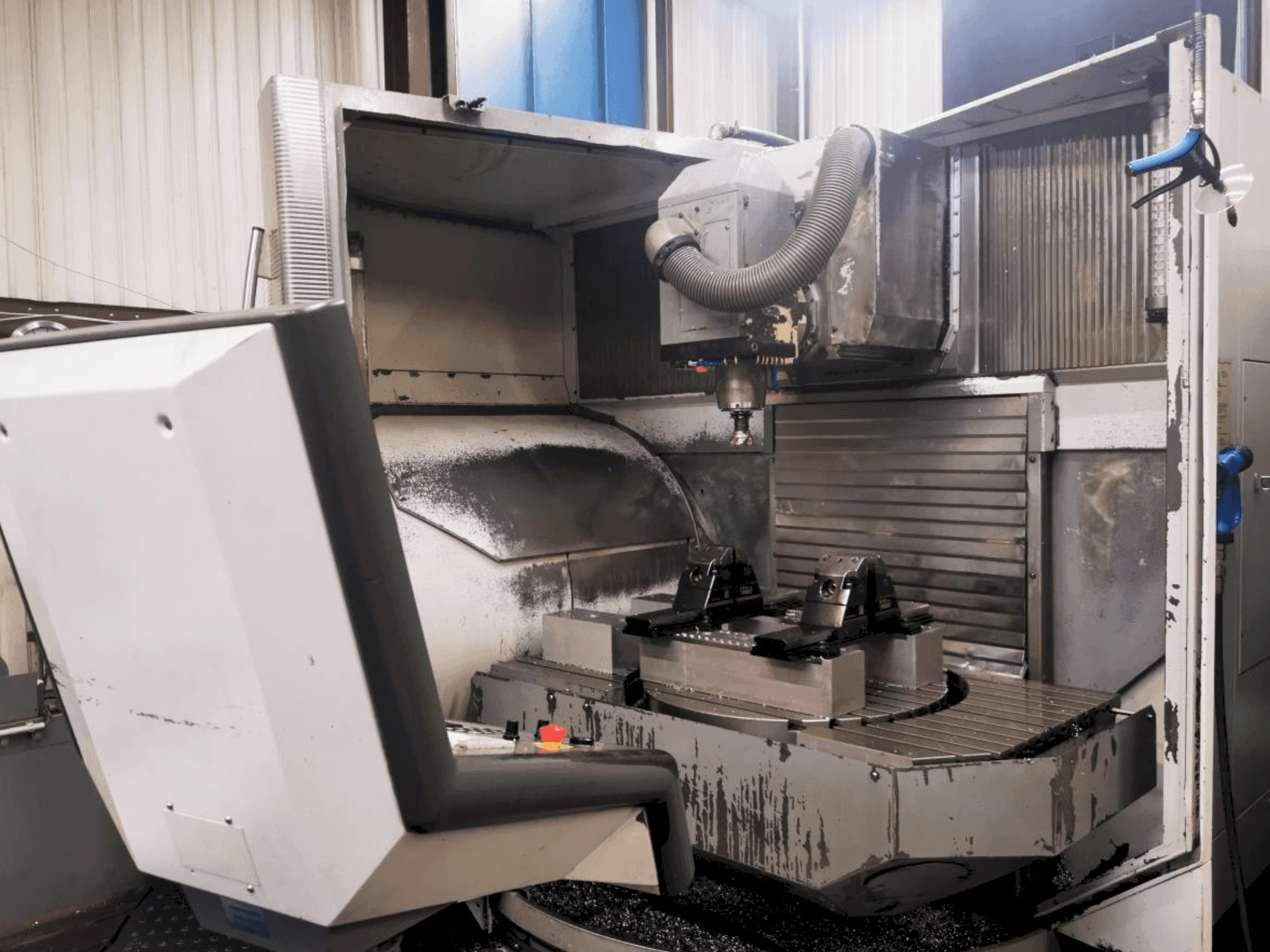 DECKEL MAHO DMU 100T-maskinens arbetsyta