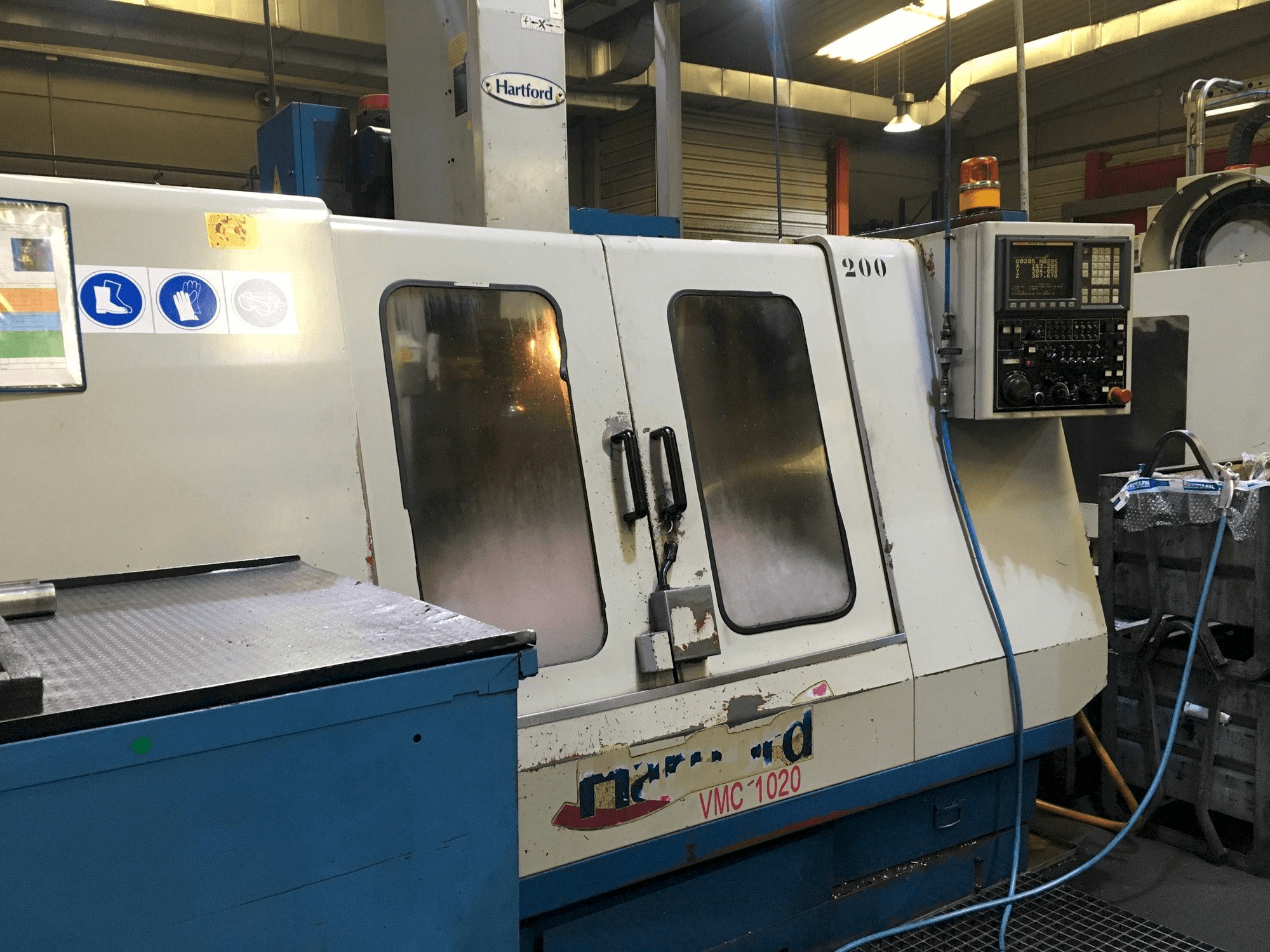 Hartford VMC-1020S-maskinen framifrån
