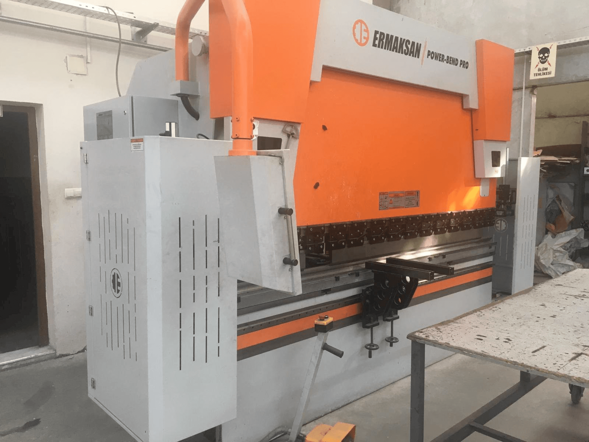 ERMAKSAN Power-Bend Pro 3100x135-maskinen framifrån