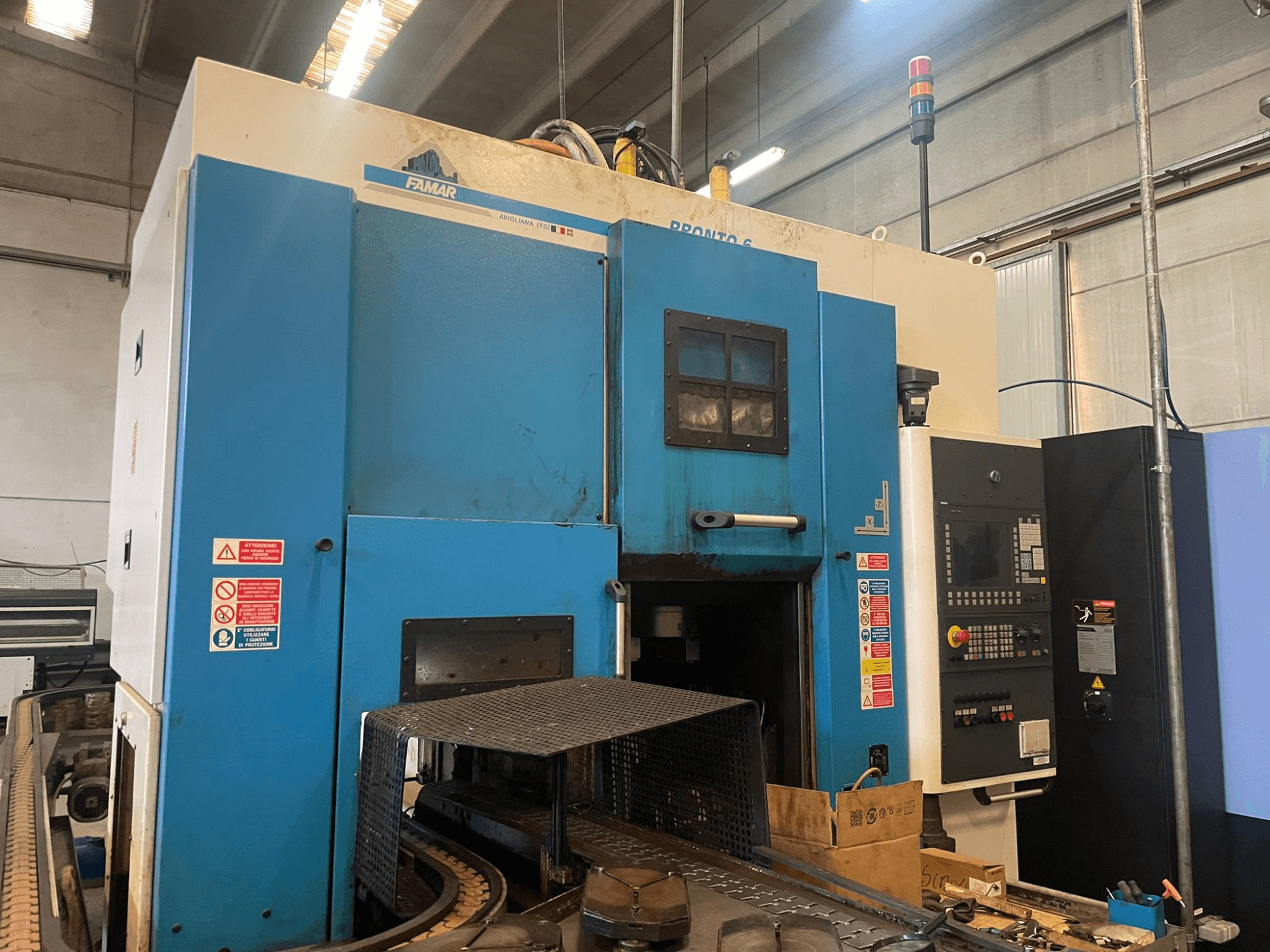 Famar Pronto 6 vertikal svarv i en verkstad, sidovy, visar kontrollpanel, driftsfunktioner och säkerhetsetiketter.