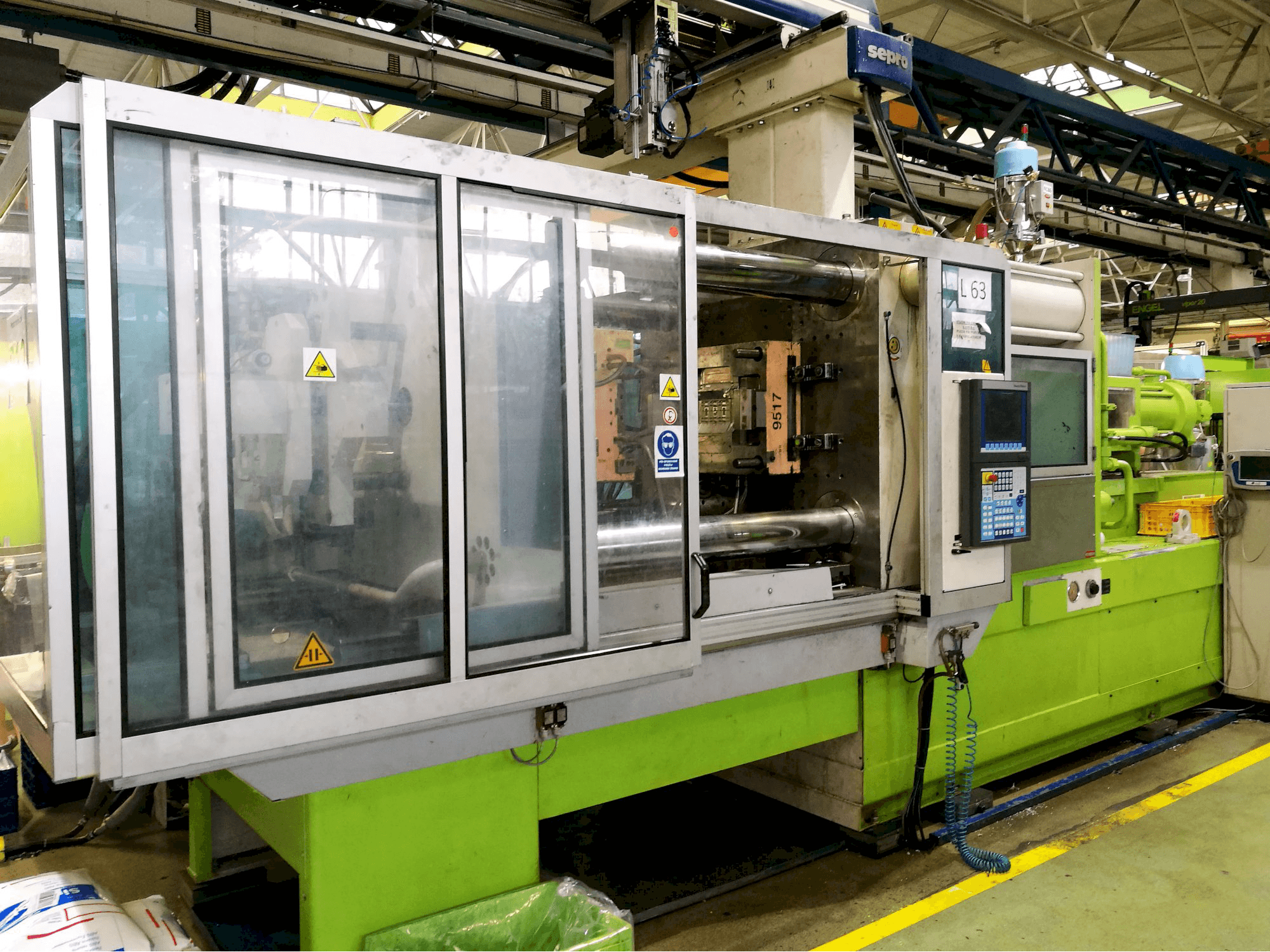 Krauss Maffei-maskinen sedd från vänster420-1900 C2