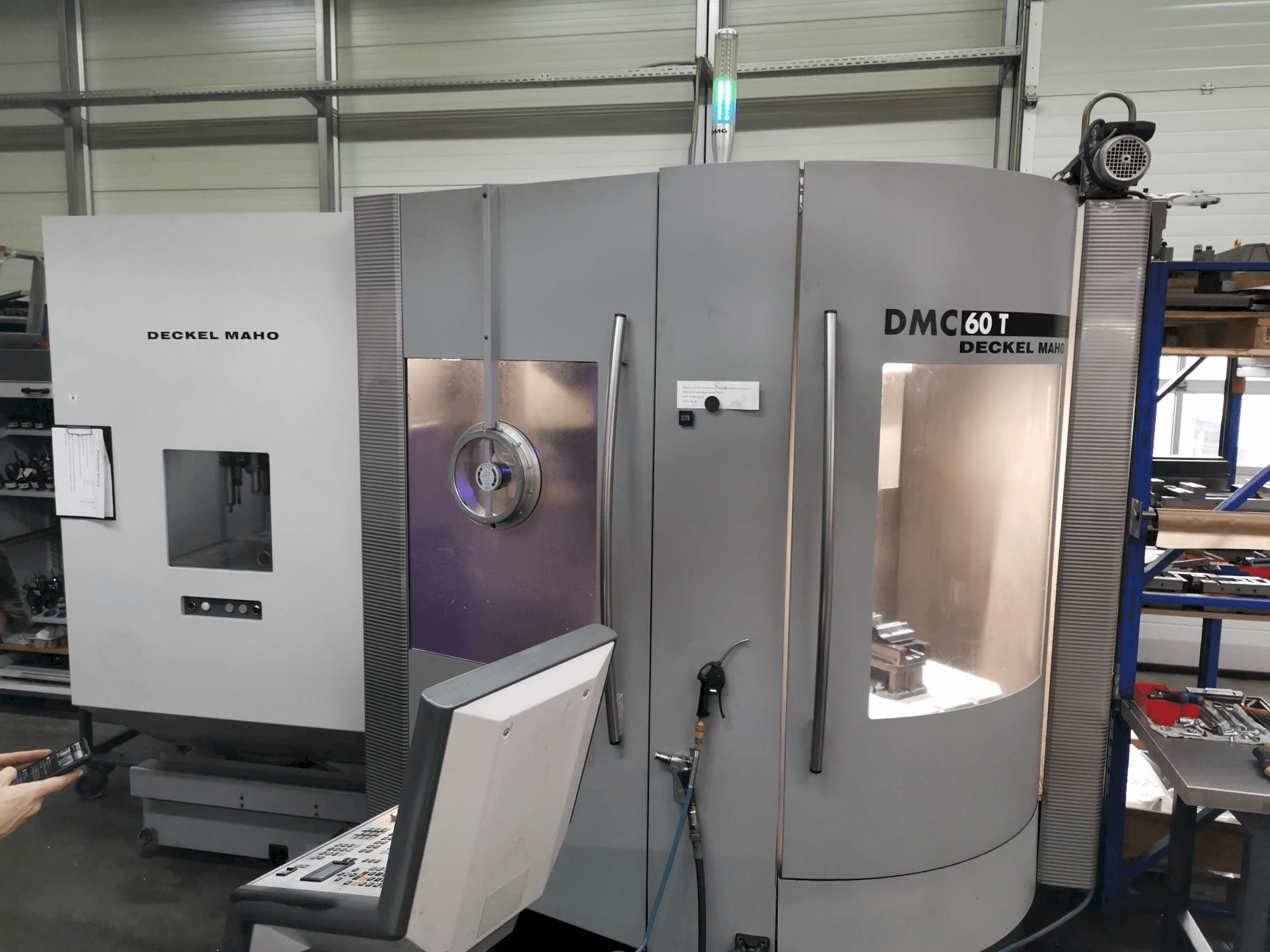 DECKEL MAHO DMC 60T-maskinen framifrån