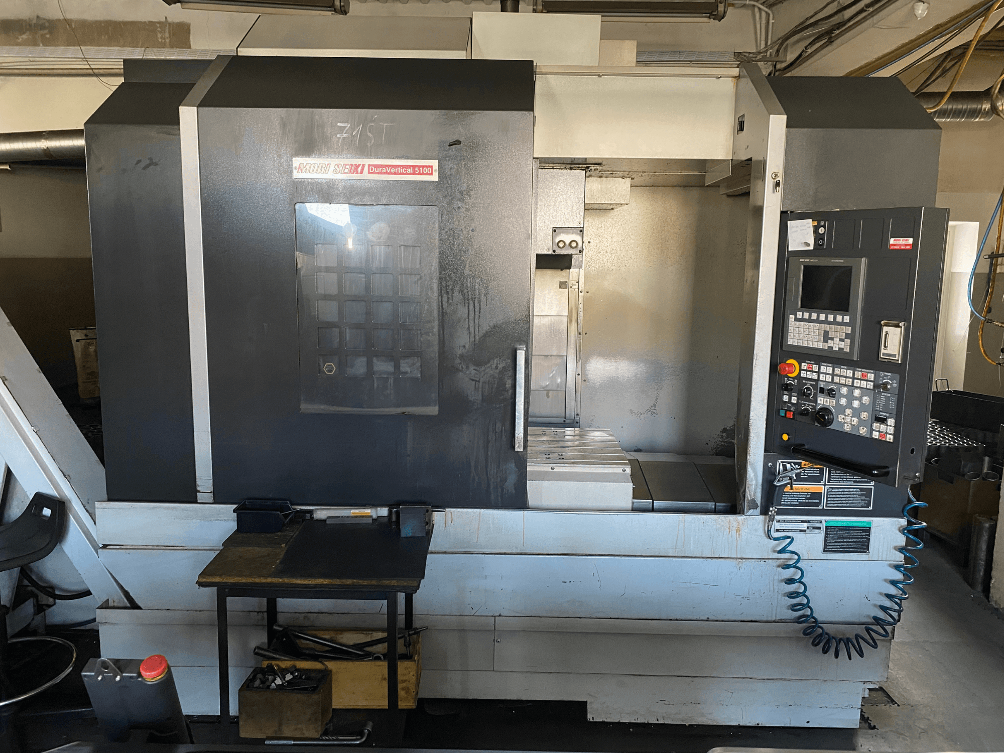 MORI SEIKI DuraVertical 5100 sett framifrån, med kontrollpanelen, arbetsområdet och maskinens detaljer i förgrunden.
