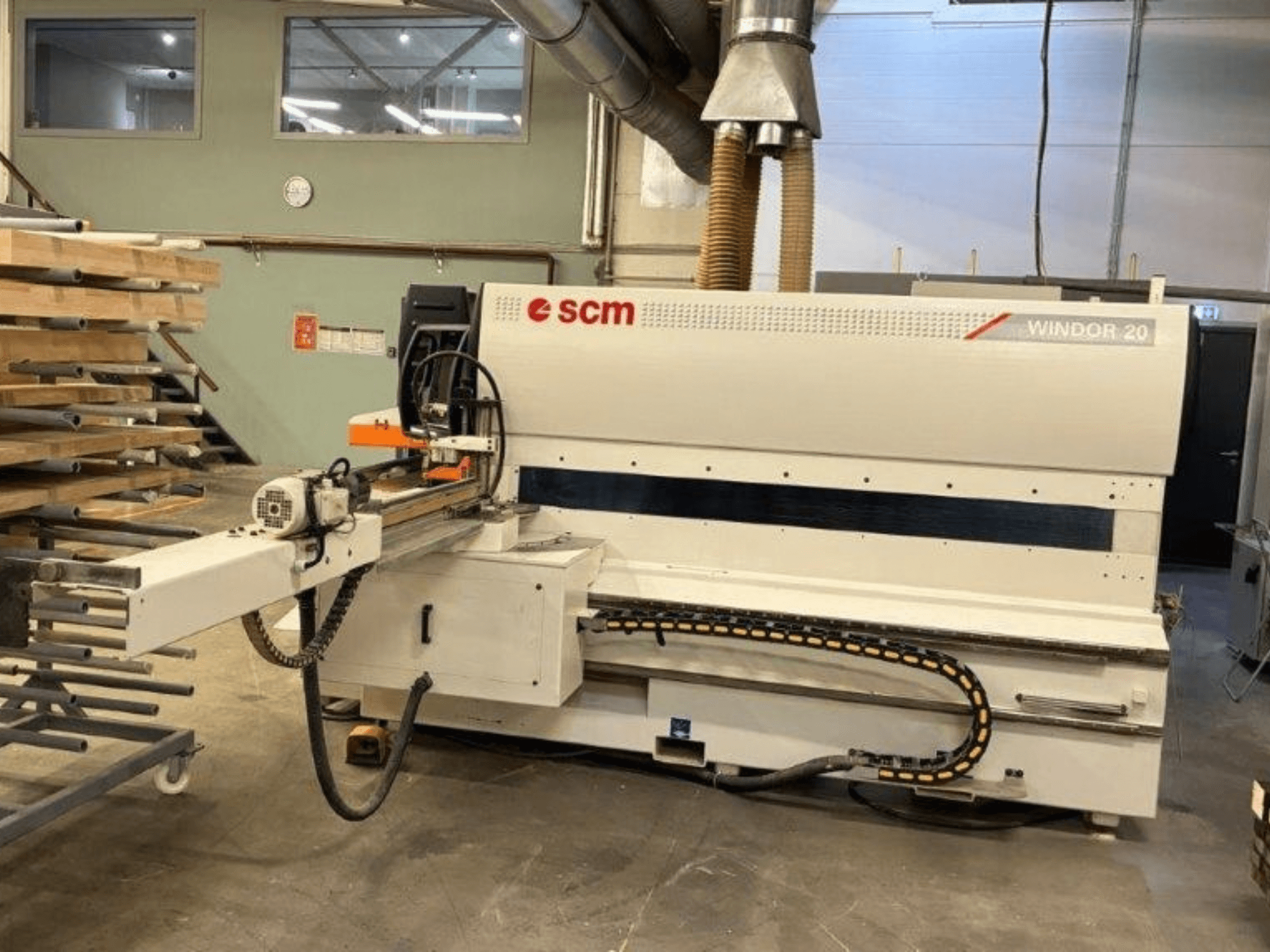 En SCM Windor 20-träbearbetningsmaskin i en verkstad, sedd framifrån, där man ser kontrollpanelen och matningsmekanismen.