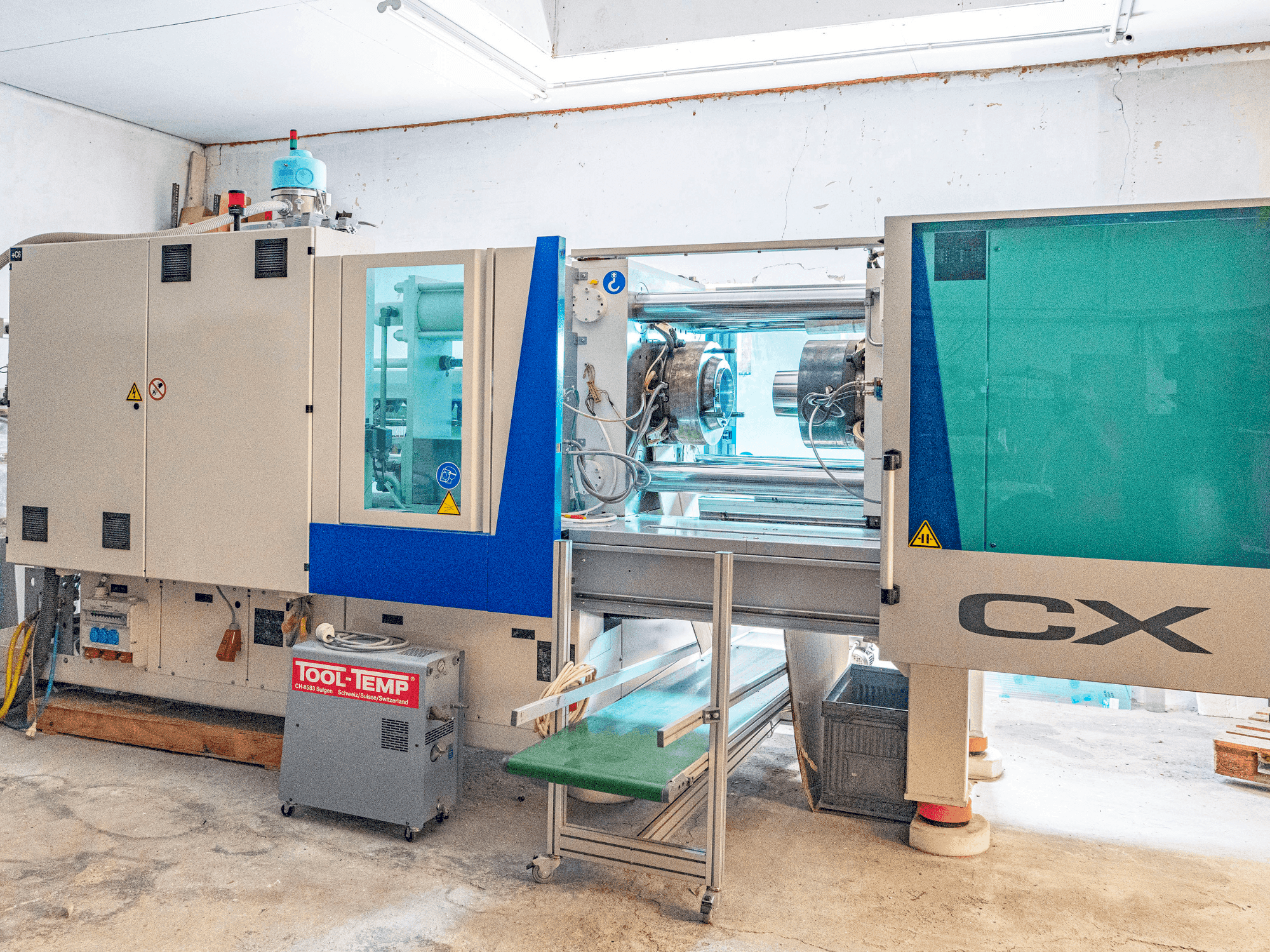 Krauss Maffei KM 200 CX 1400 MC5-maskinen framifrån