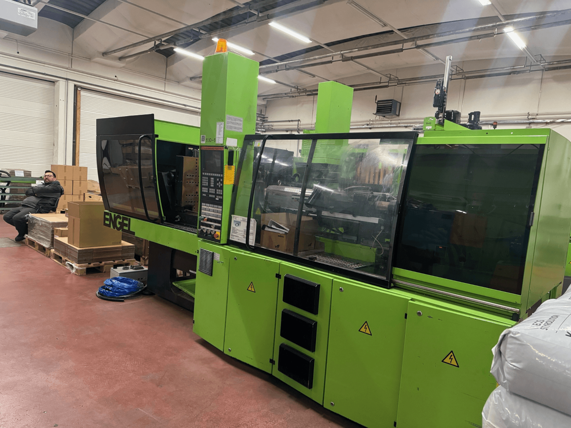 Engel VICTORY 500/120 hydraulisk formsprutningsmaskin, framifrån, grön färg, med kontrollpanel och säkerhetsanordningar synliga.