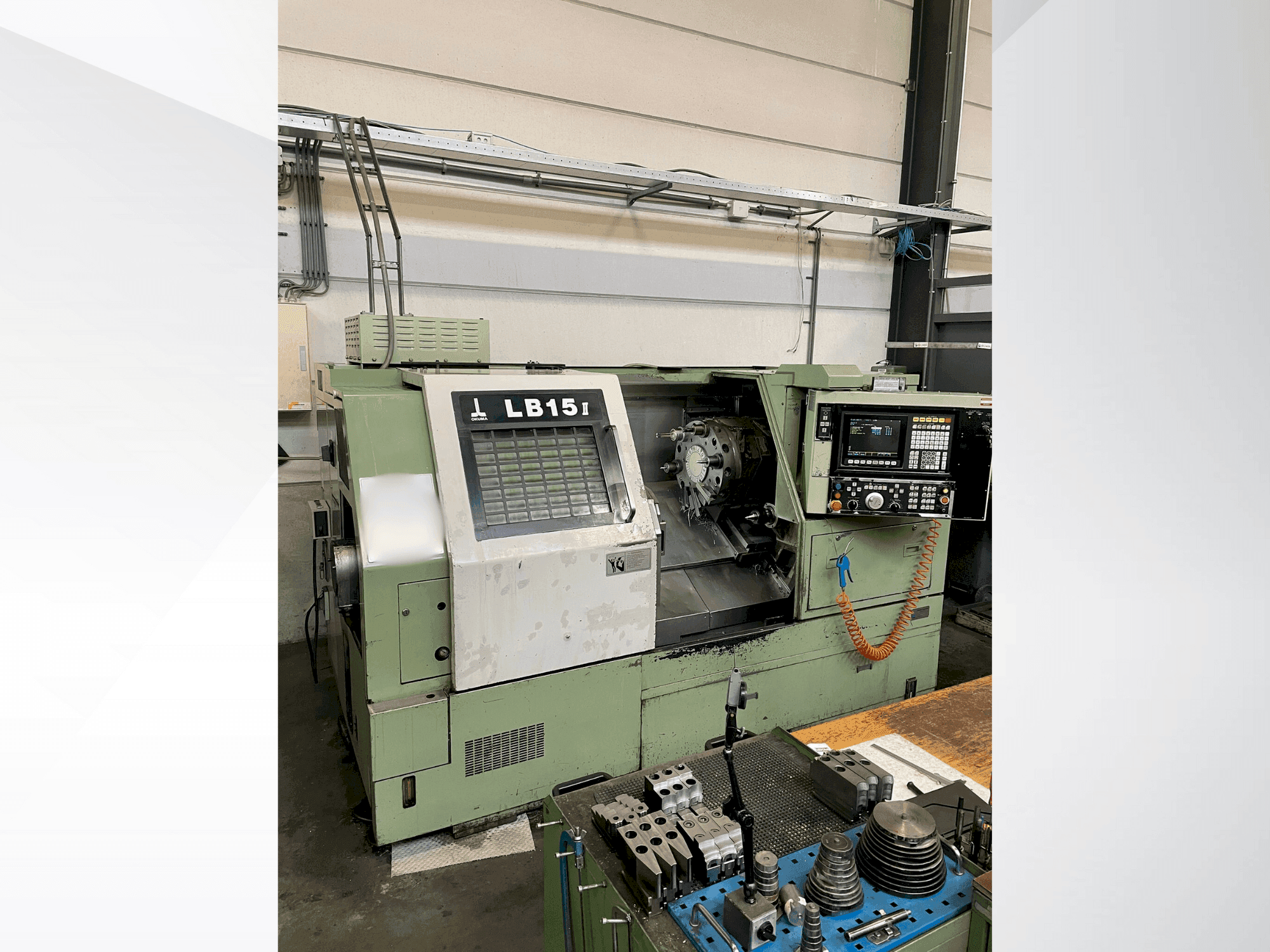 Okuma LB15II-maskinen framifrån