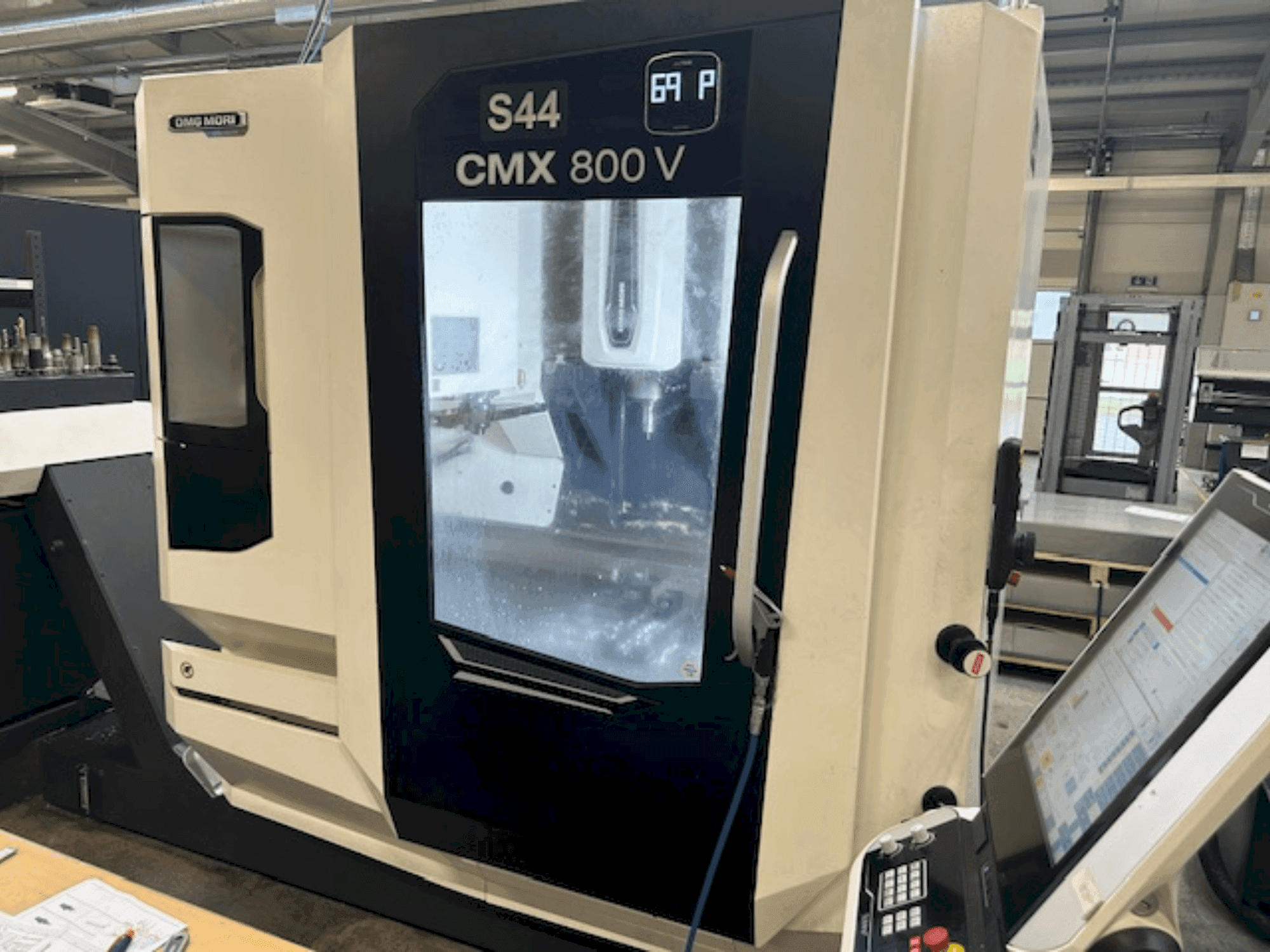 DMG MORI CMX 800 V-maskinen framifrån