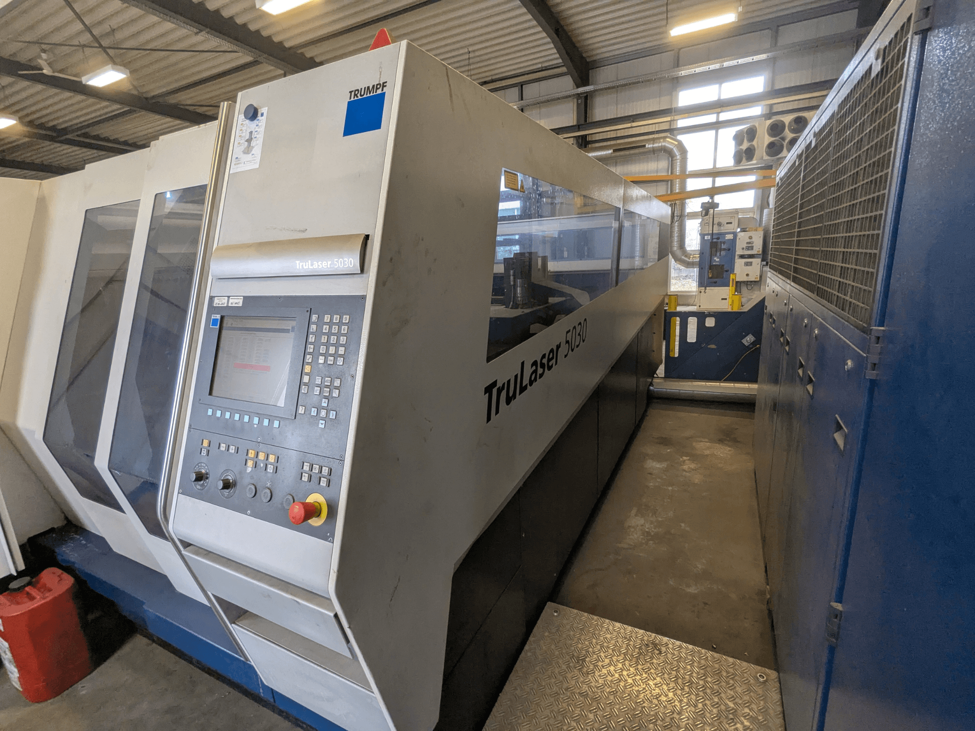 TRUMPF TruLaser 5030 CO2-laserskärmaskin, framifrån visar kontrollpanelen och den eleganta designen, i industriell miljö.