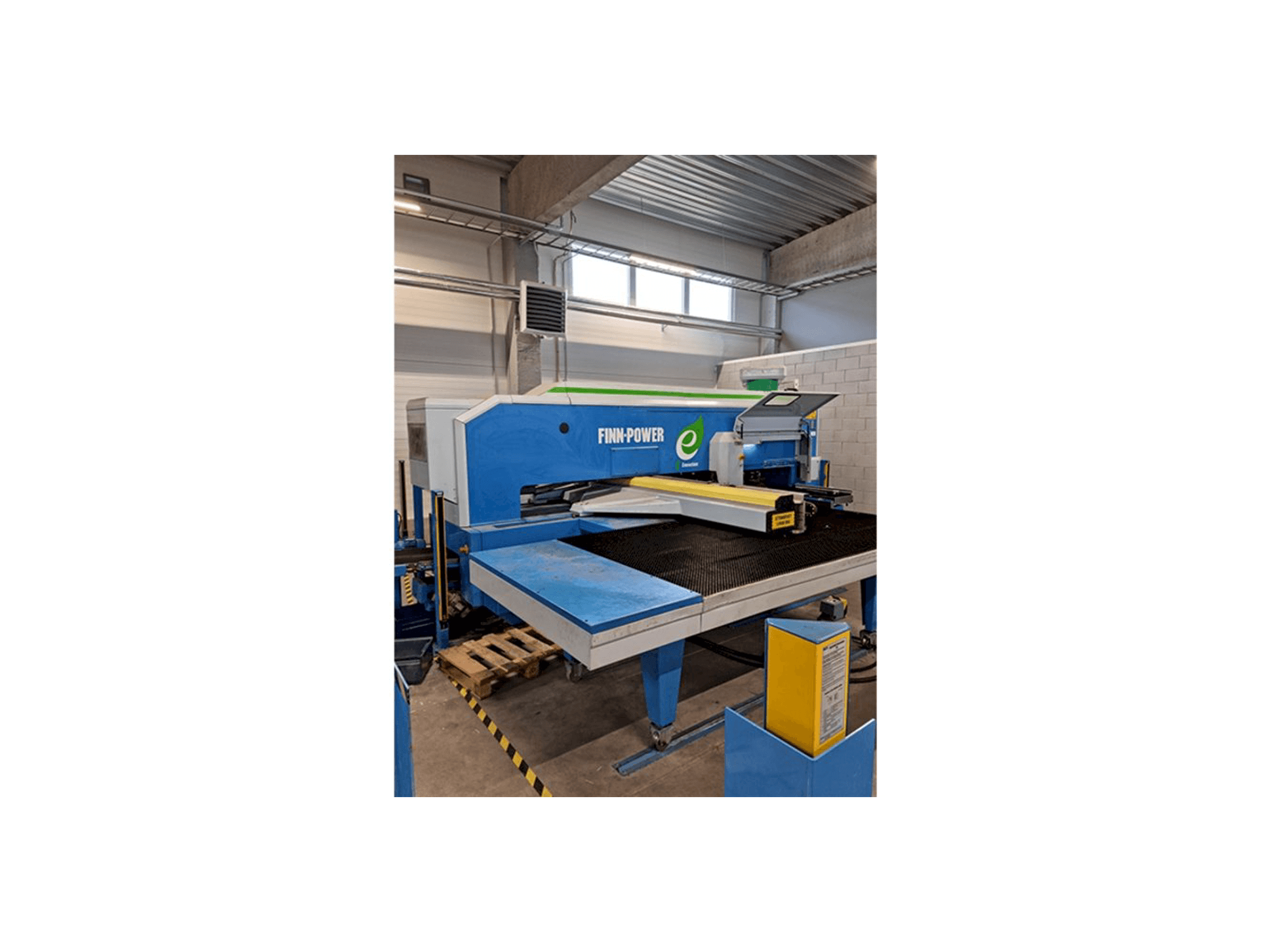 Finn-Power E5-maskinen framifrån