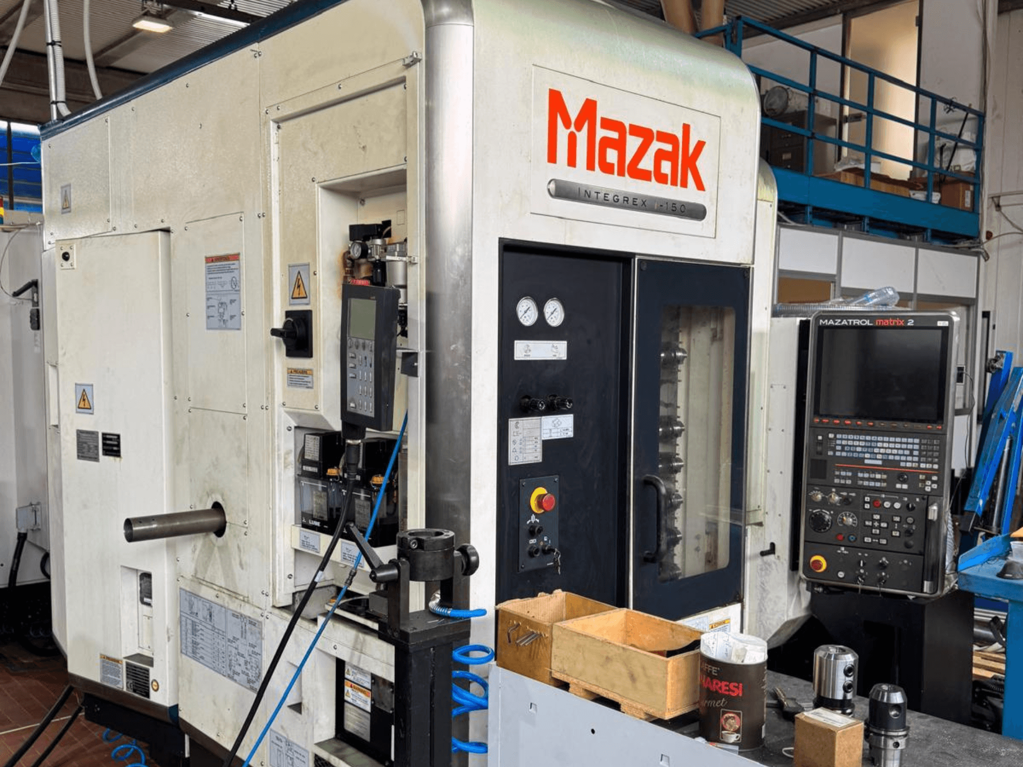 Mazak Integrex I-150 CNC-maskin, framifrån; har kontrollpanel, verktygshållare och driftsmätare.