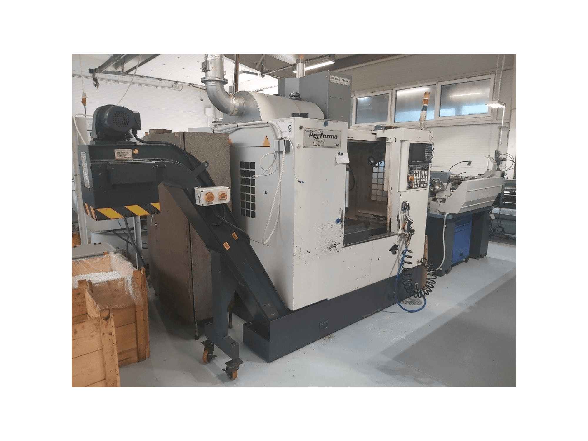 Akira Seiki SR2XP-maskinen framifrån