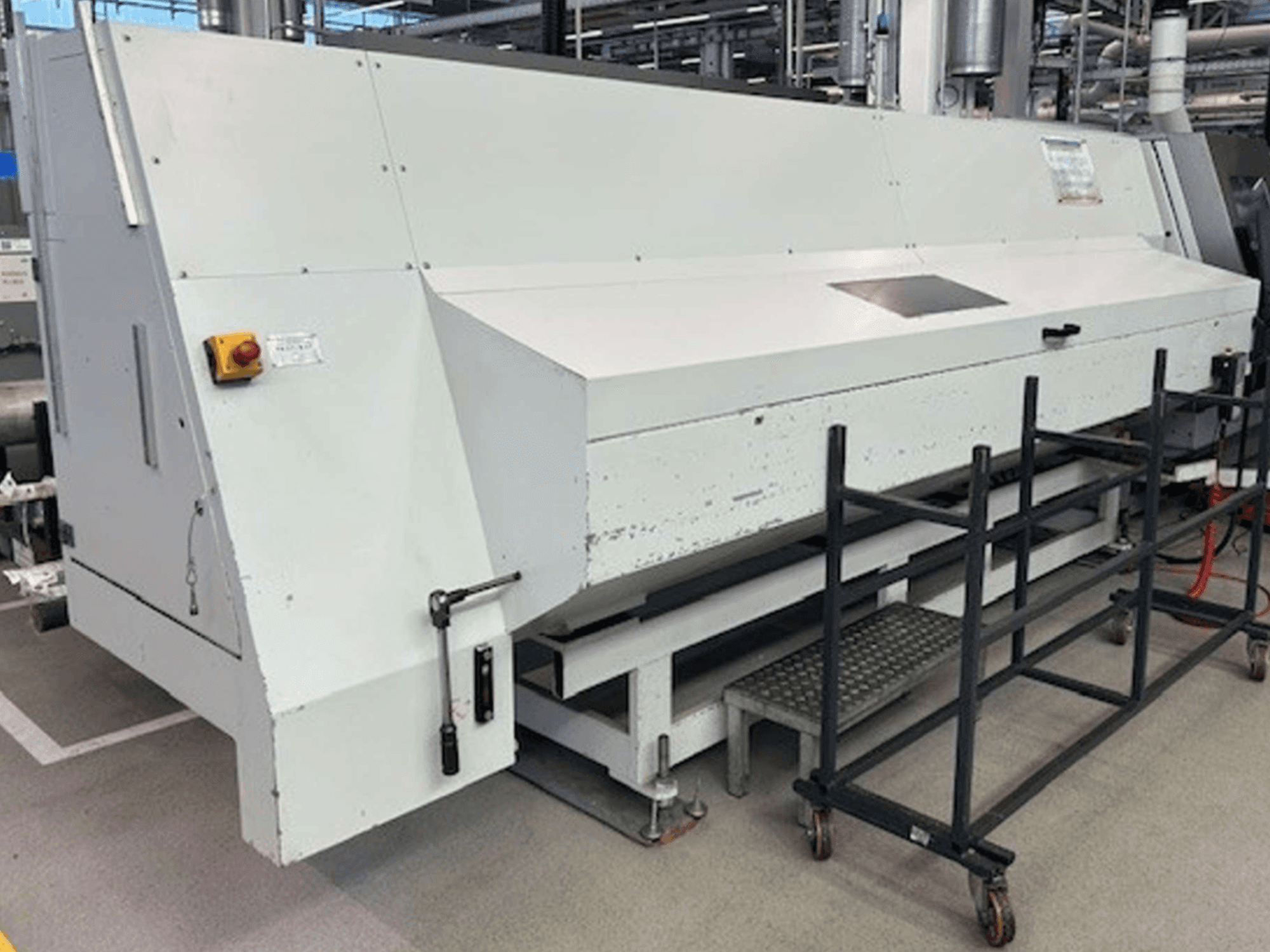 Svarvcentrum Index G 200 RATIO LINE i sidovy, med vit kaross och säkerhetsreglage för manövrering.