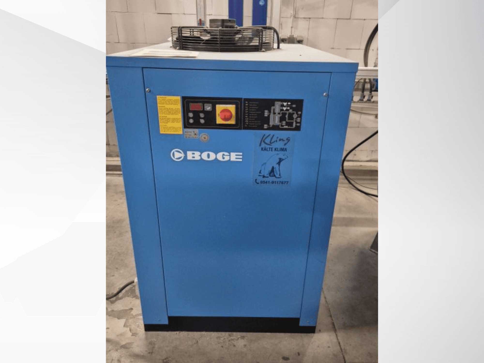 Frontvy av BOGE S 111-4, ett blått industrikylaggregat med kontrollpanel och varningsetiketter.