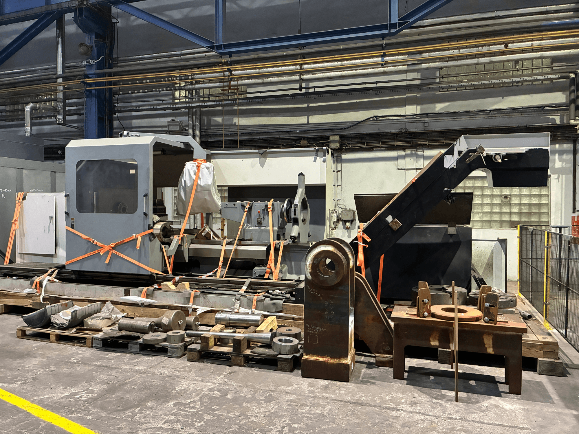Geminis GT5 G2-1000x2000 horisontell svarv, sedd framifrån, fastspänd med remmar och omgiven av diverse utrustning.