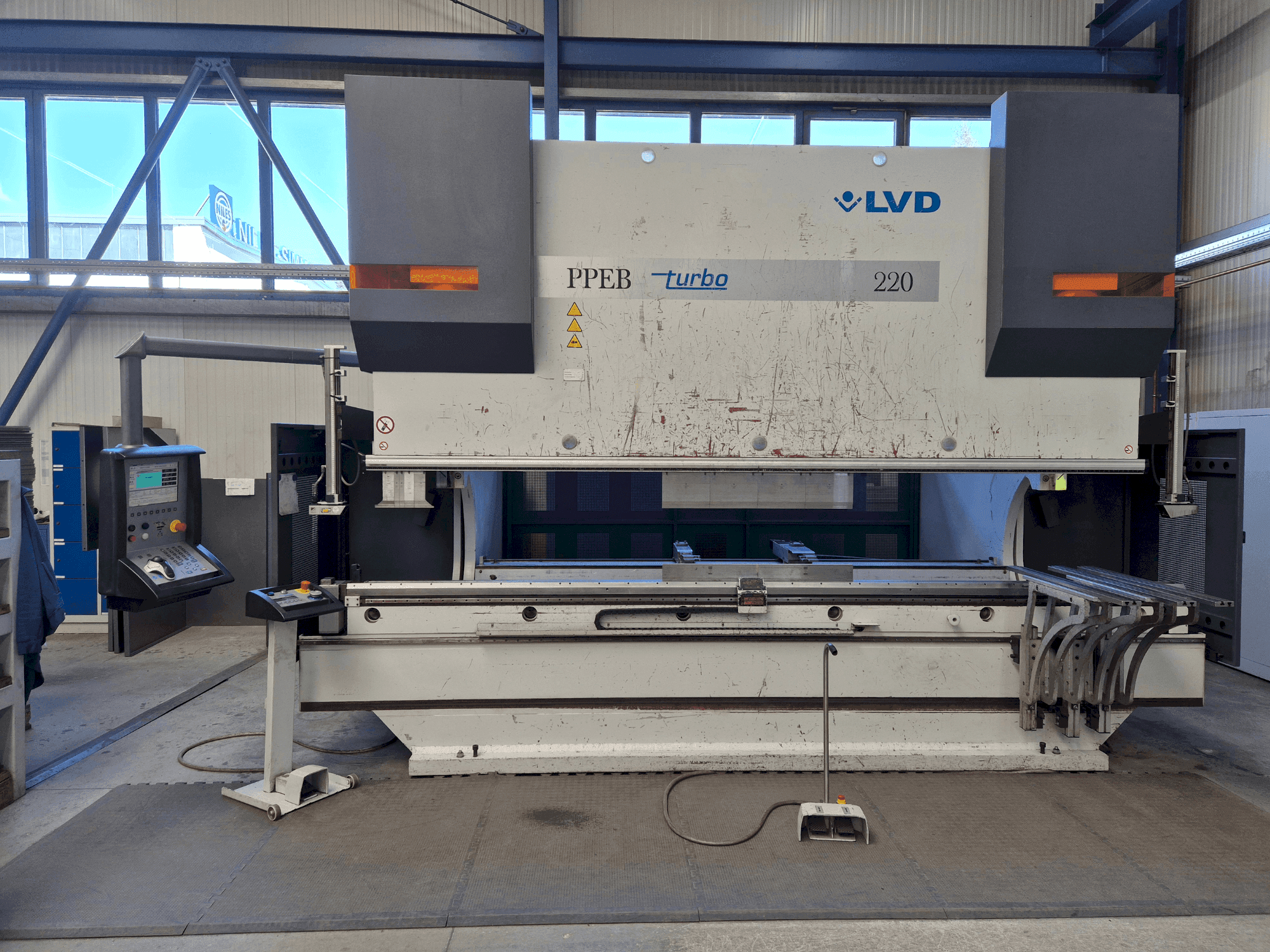 LVD PPEB 220/40-maskinen framifrån