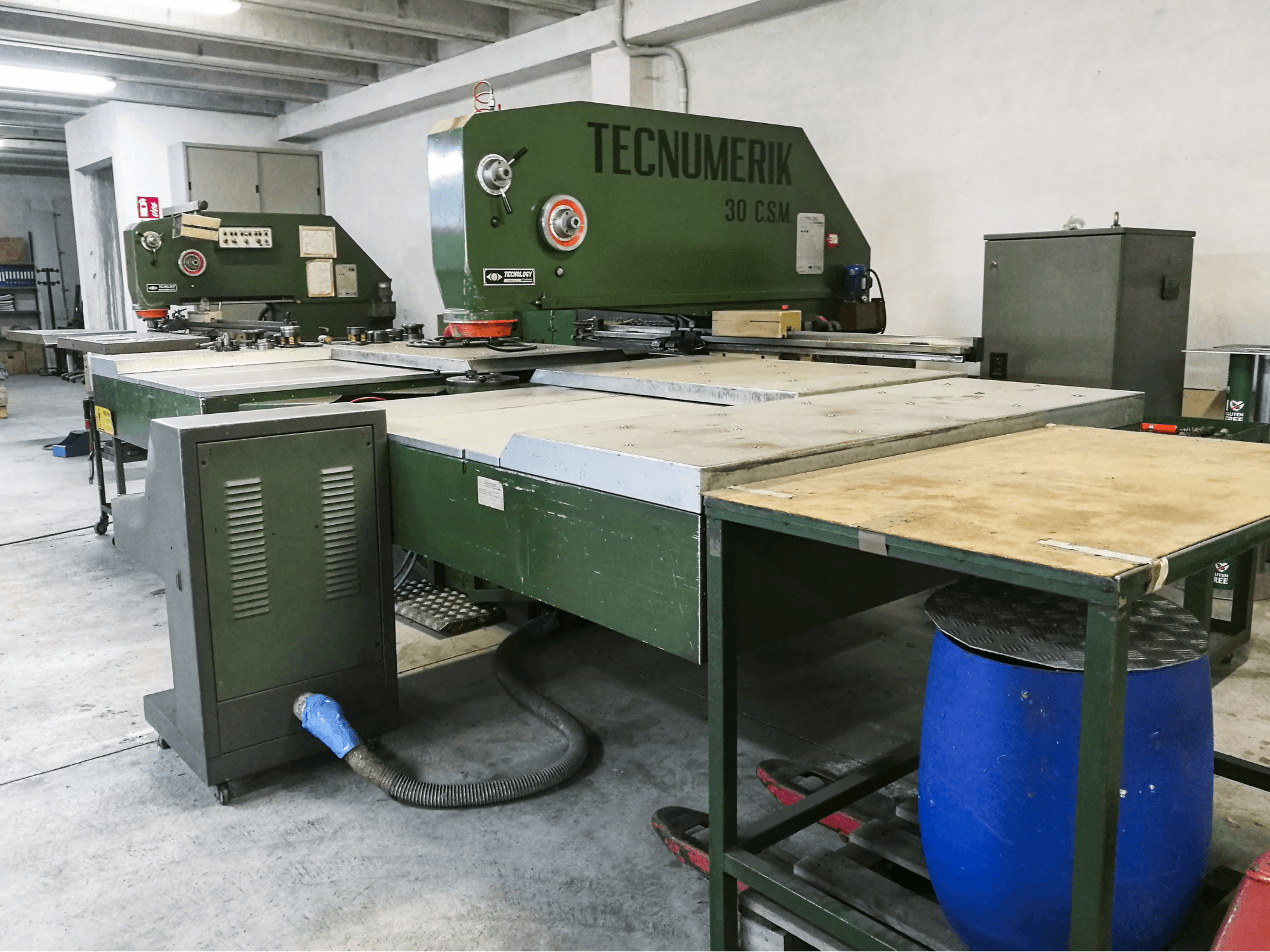 Tecnology-maskinen sedd från högerTecnumerik 30 C.S.M.