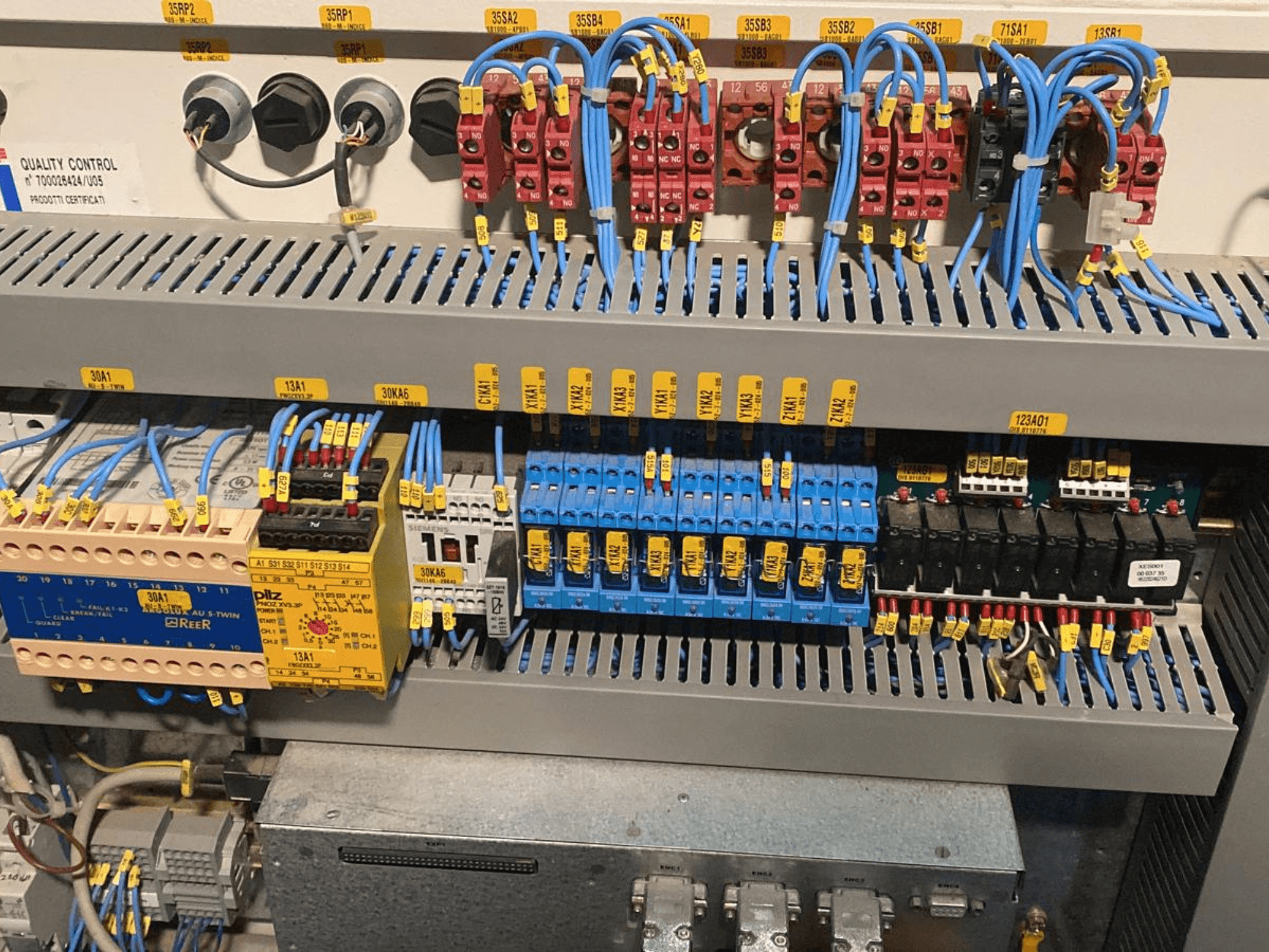 CNC-bearbetningscenter för trä SCM PRATIX 48 NST kontrollpanel, med märkta kablar och olika reläer, framifrån.