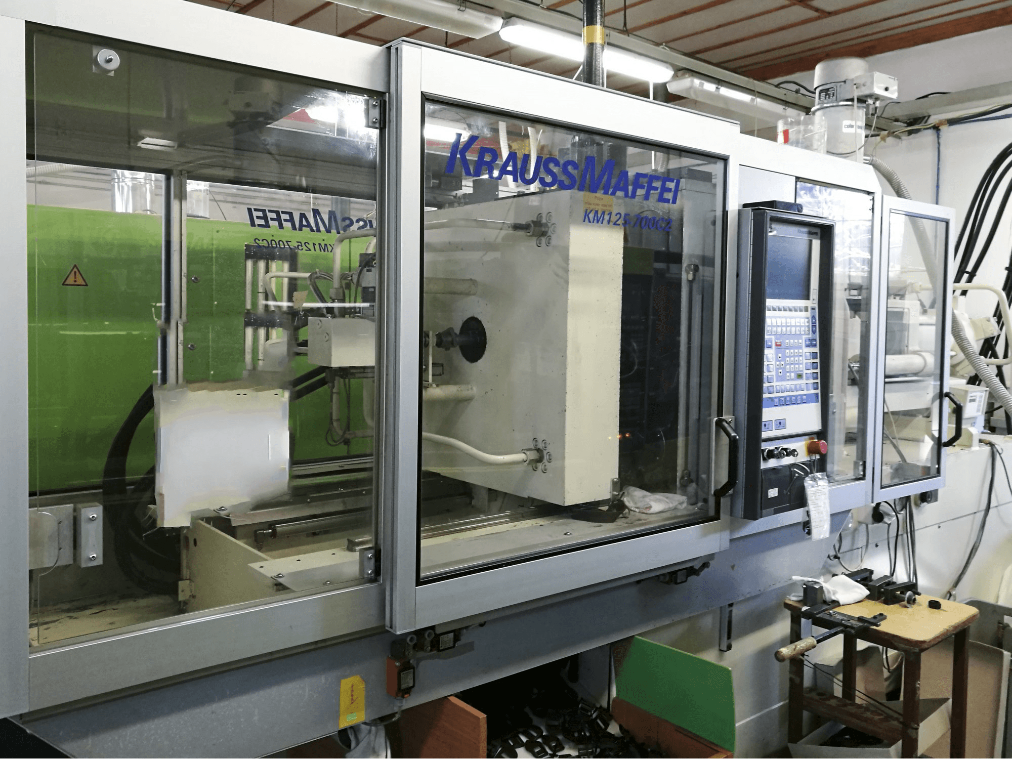 Krauss Maffei-maskinen sedd från vänster125-700 C2